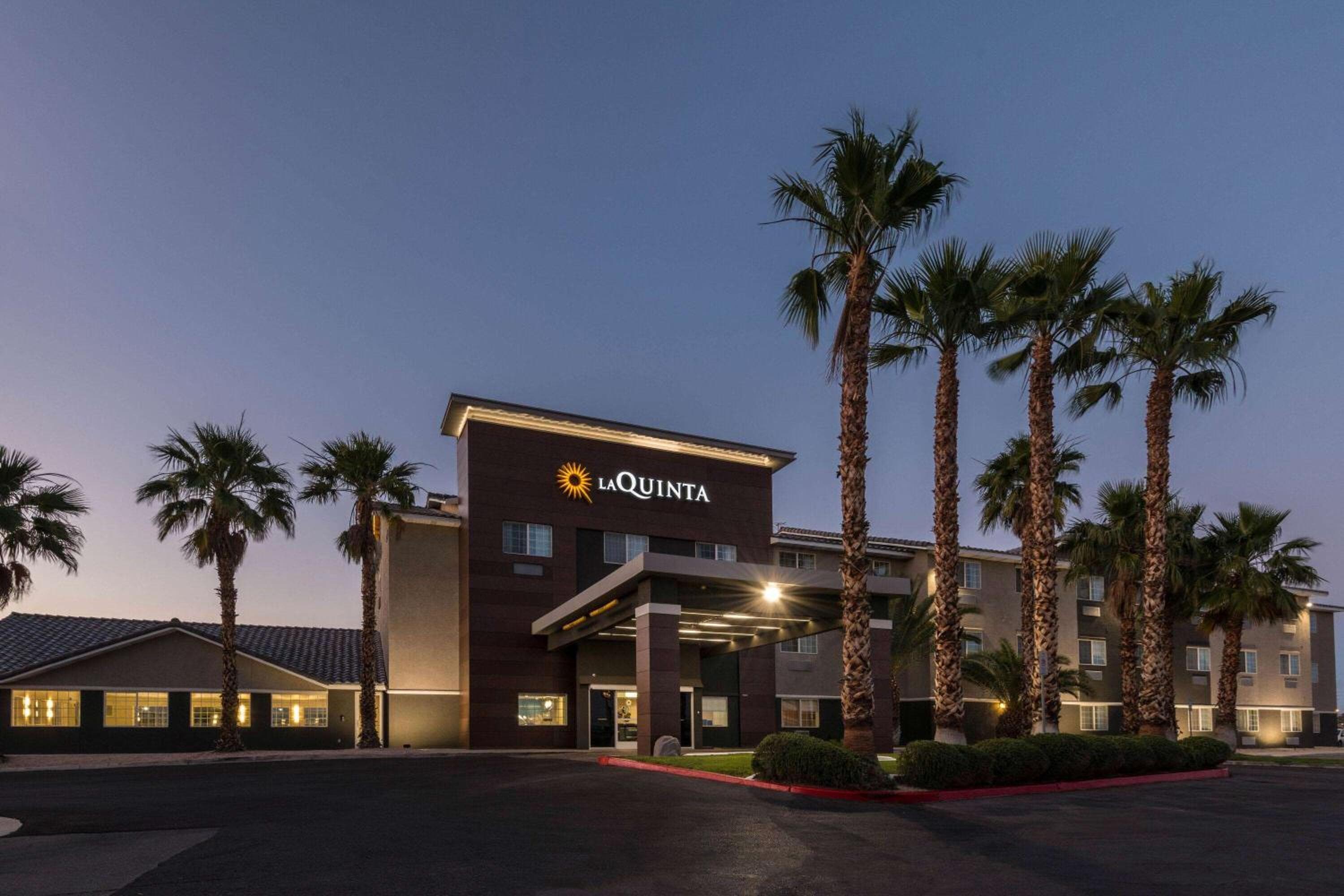 La Quinta Inn & Suites by Wyndham Las Vegas Nellis — 4