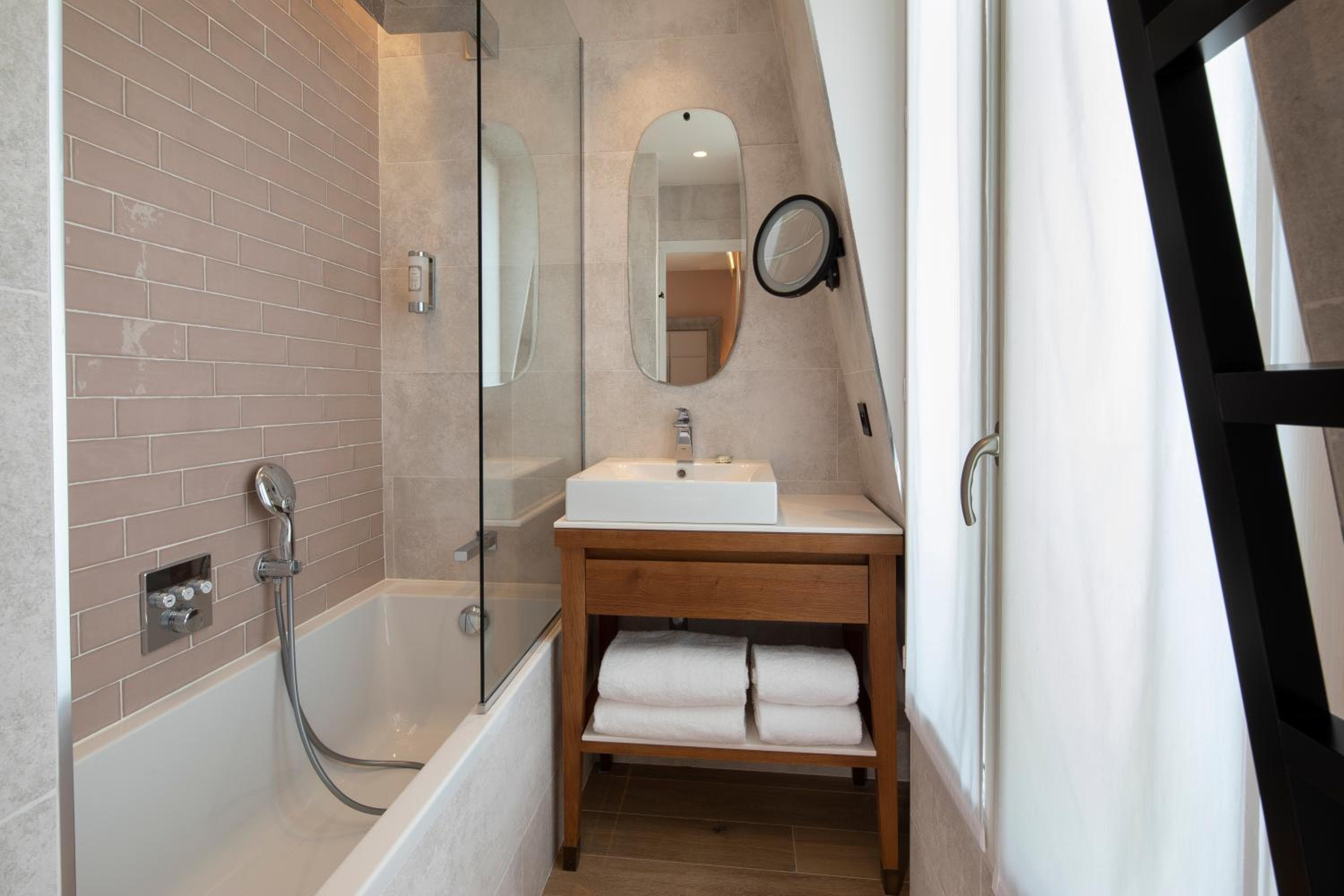 Hôtel des Champs-Elysées — 21