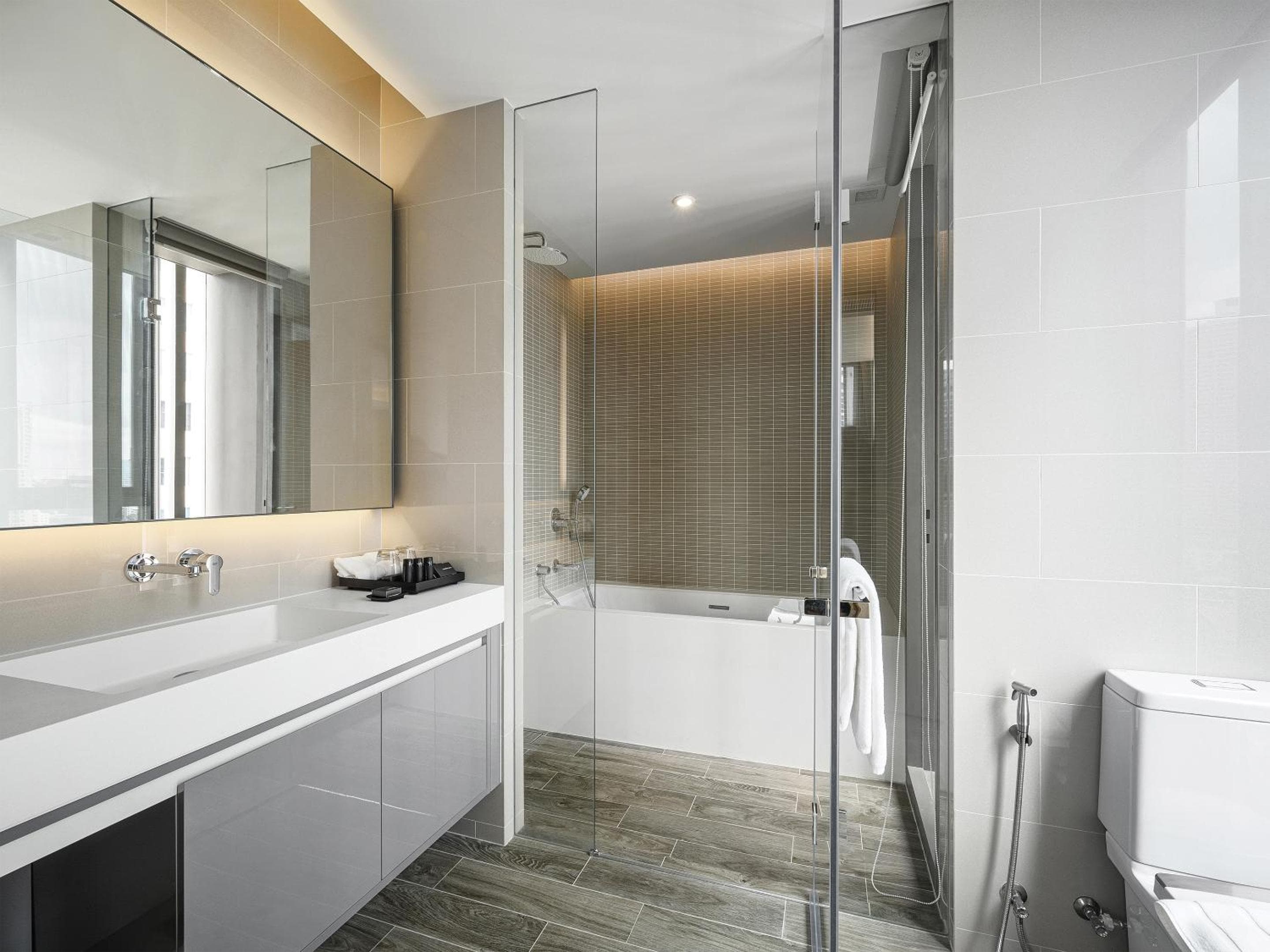 Oakwood Suites Bangkok — 16