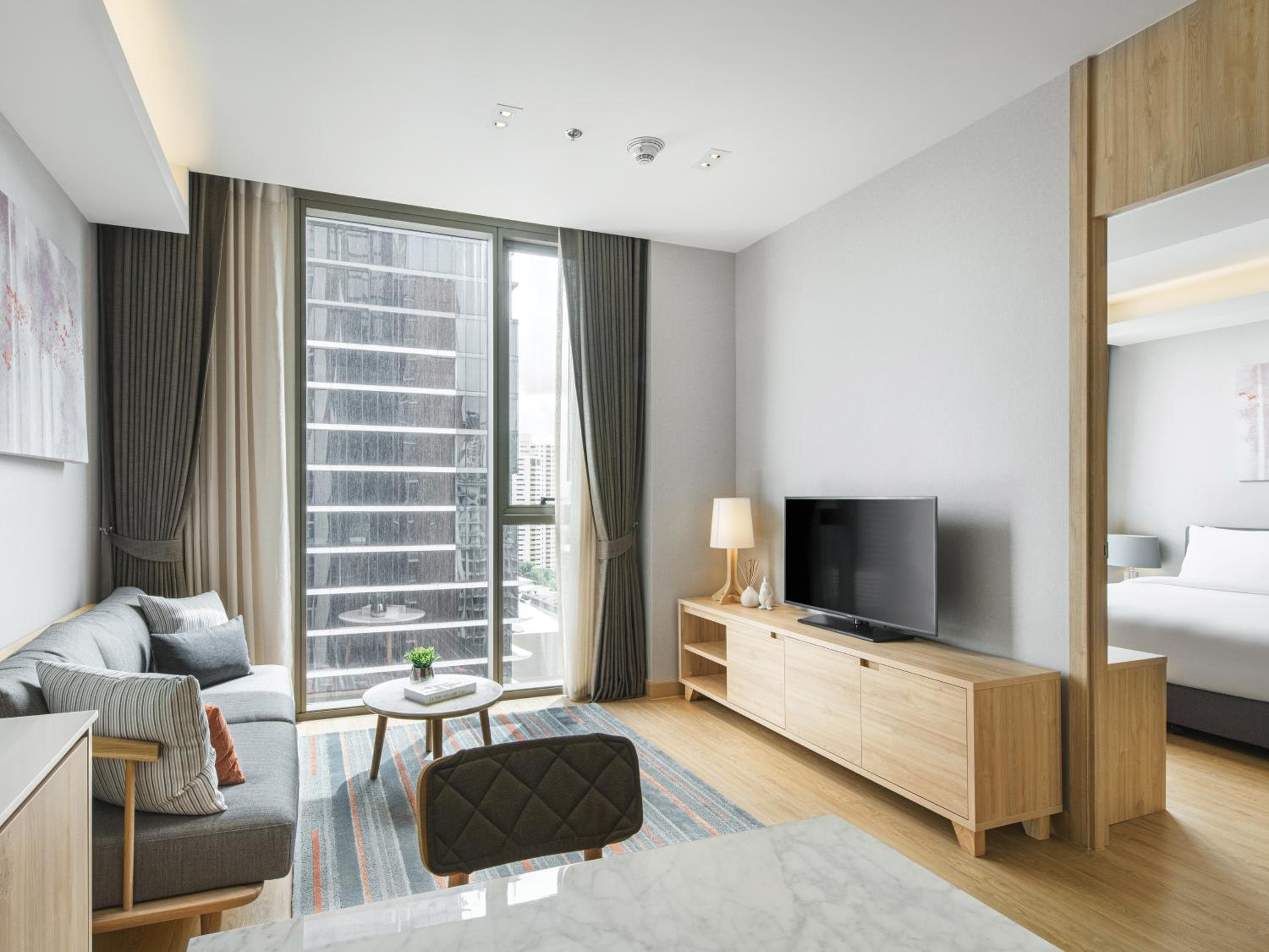 Oakwood Suites Bangkok — 14