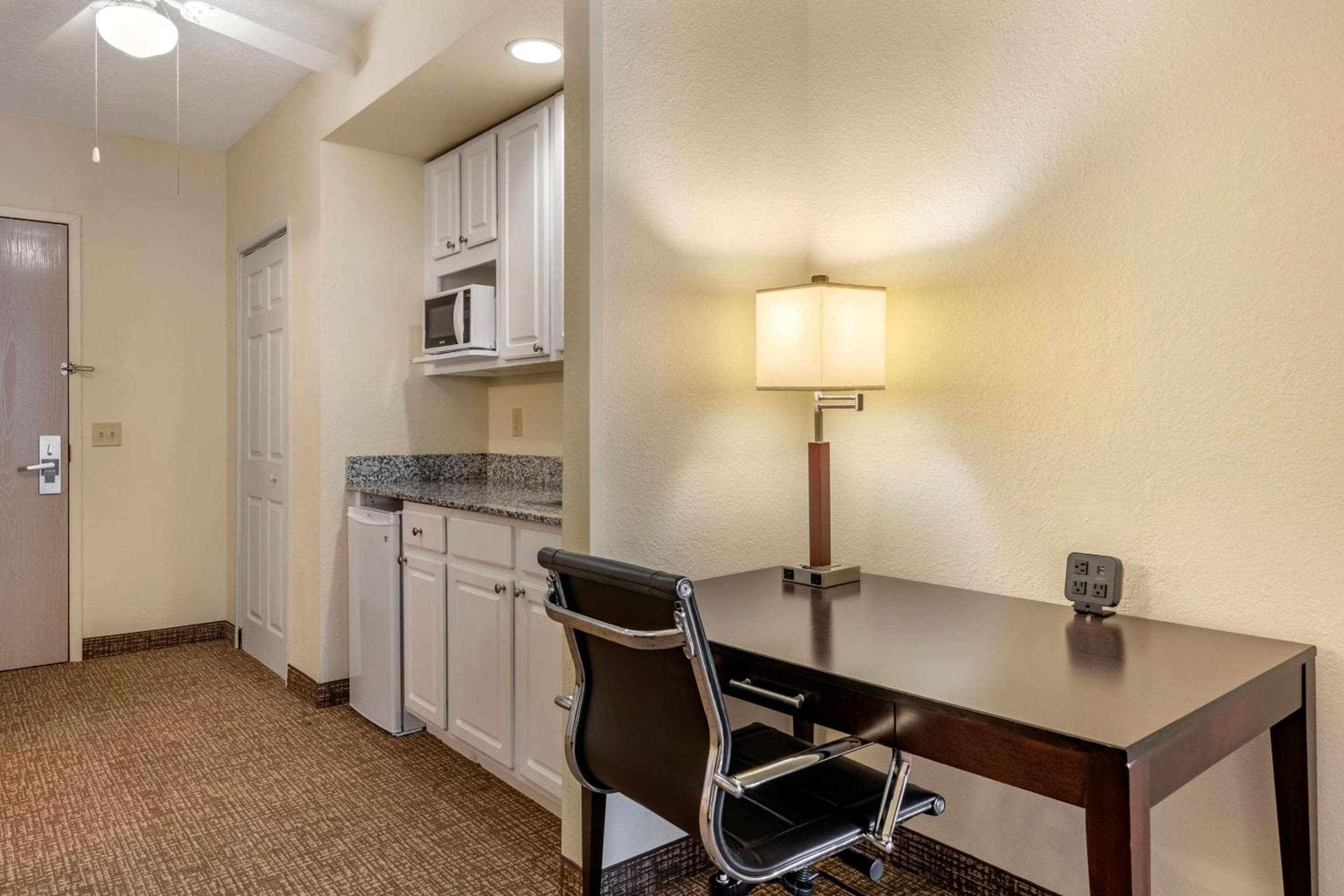 Comfort Suites Maingate East — 10