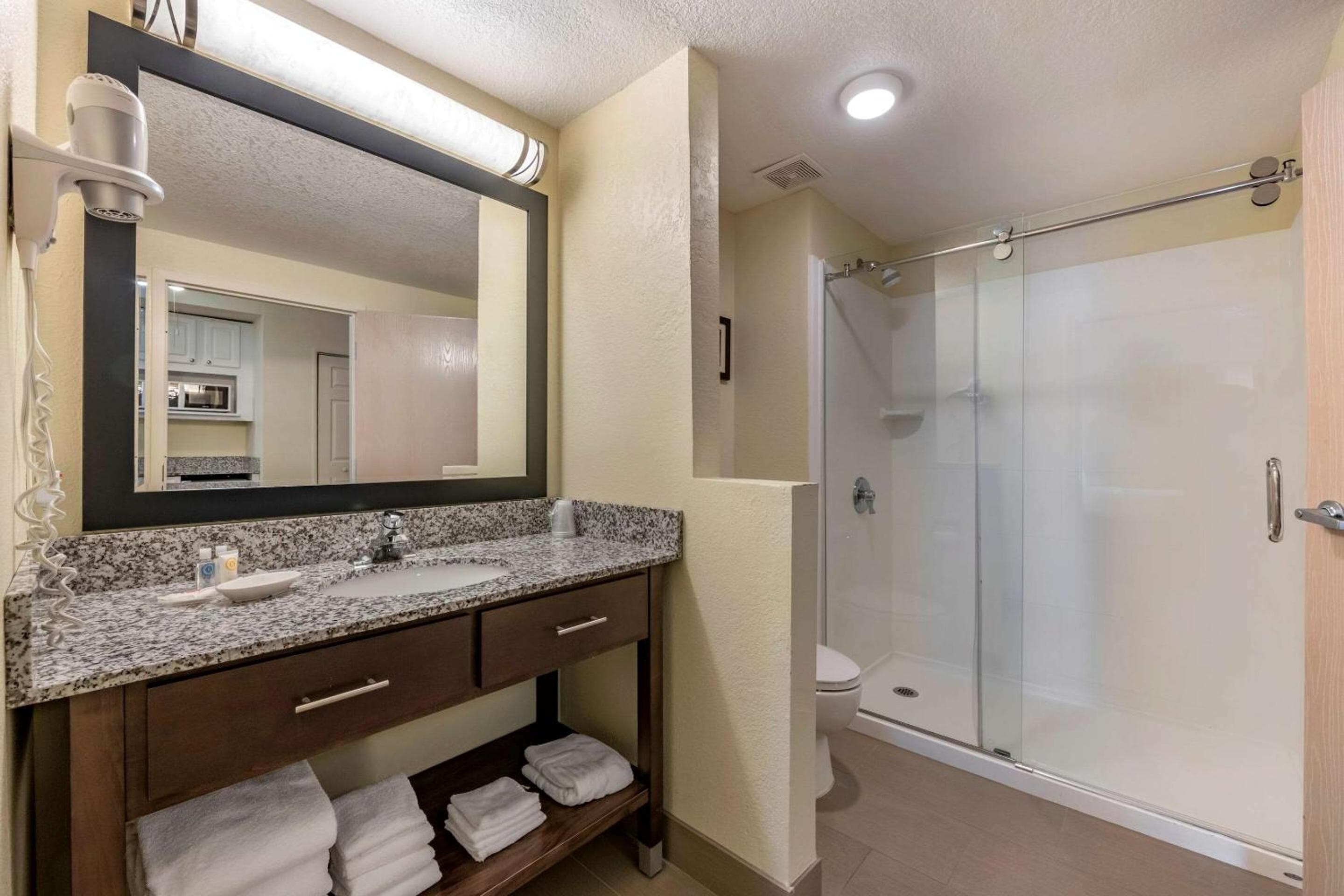 Comfort Suites Maingate East — 11