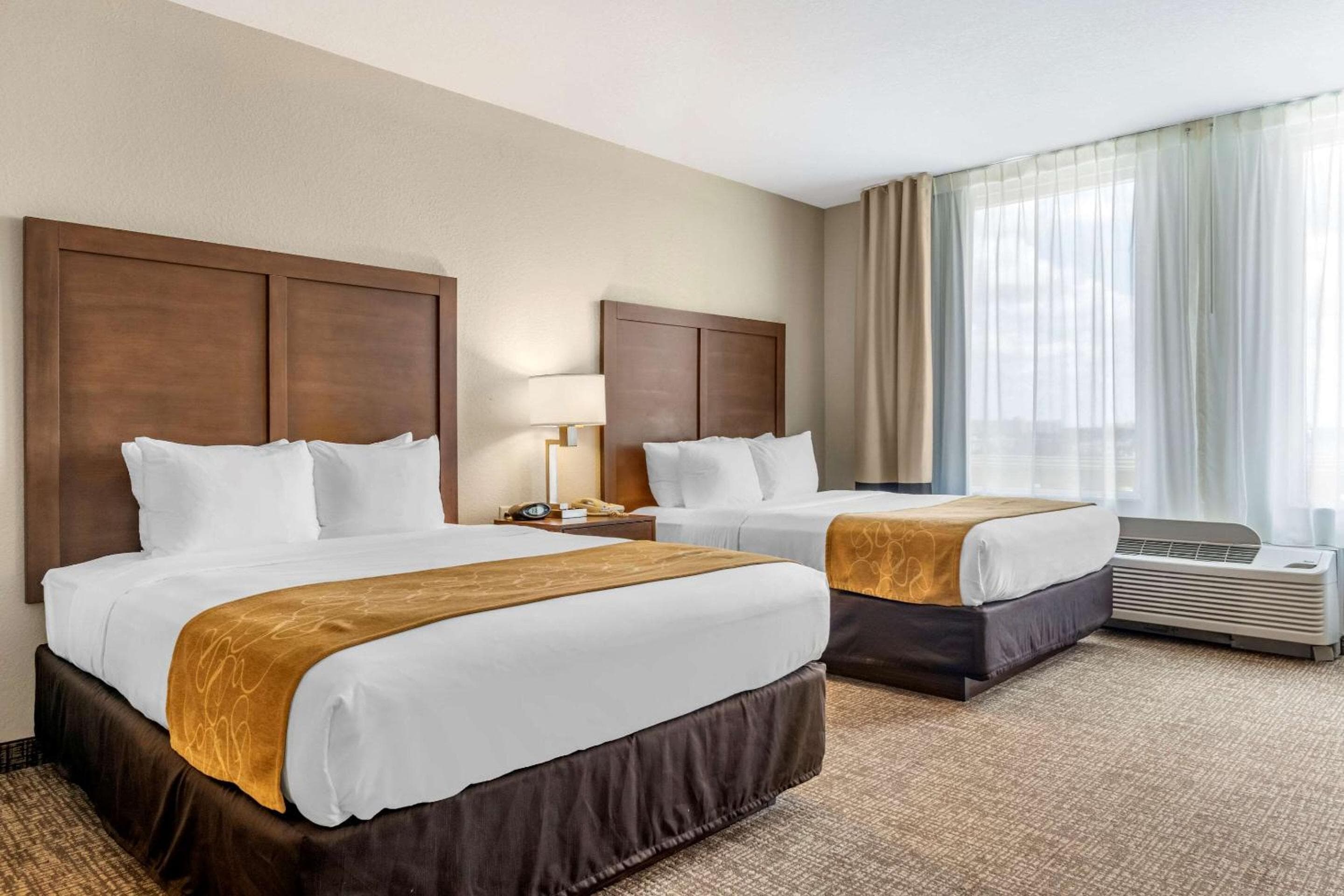 Comfort Suites Maingate East — 12
