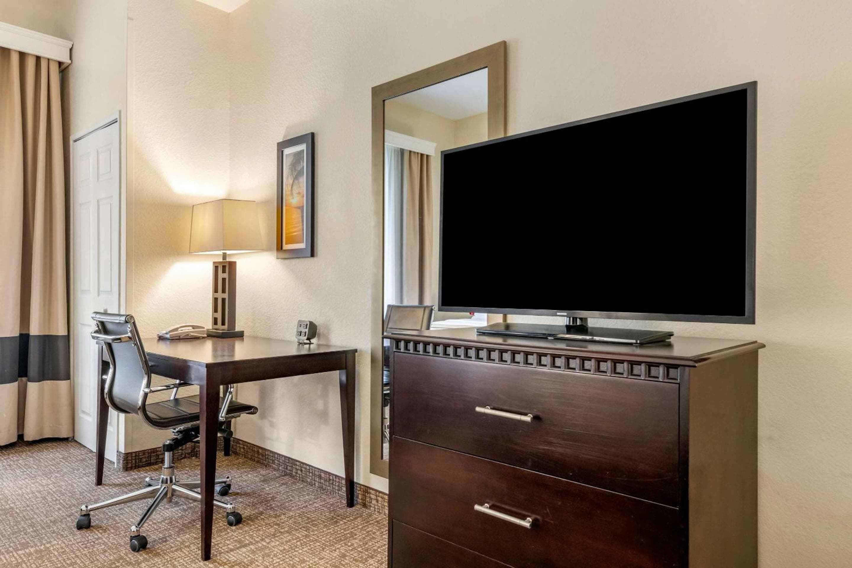 Comfort Suites Maingate East — 15