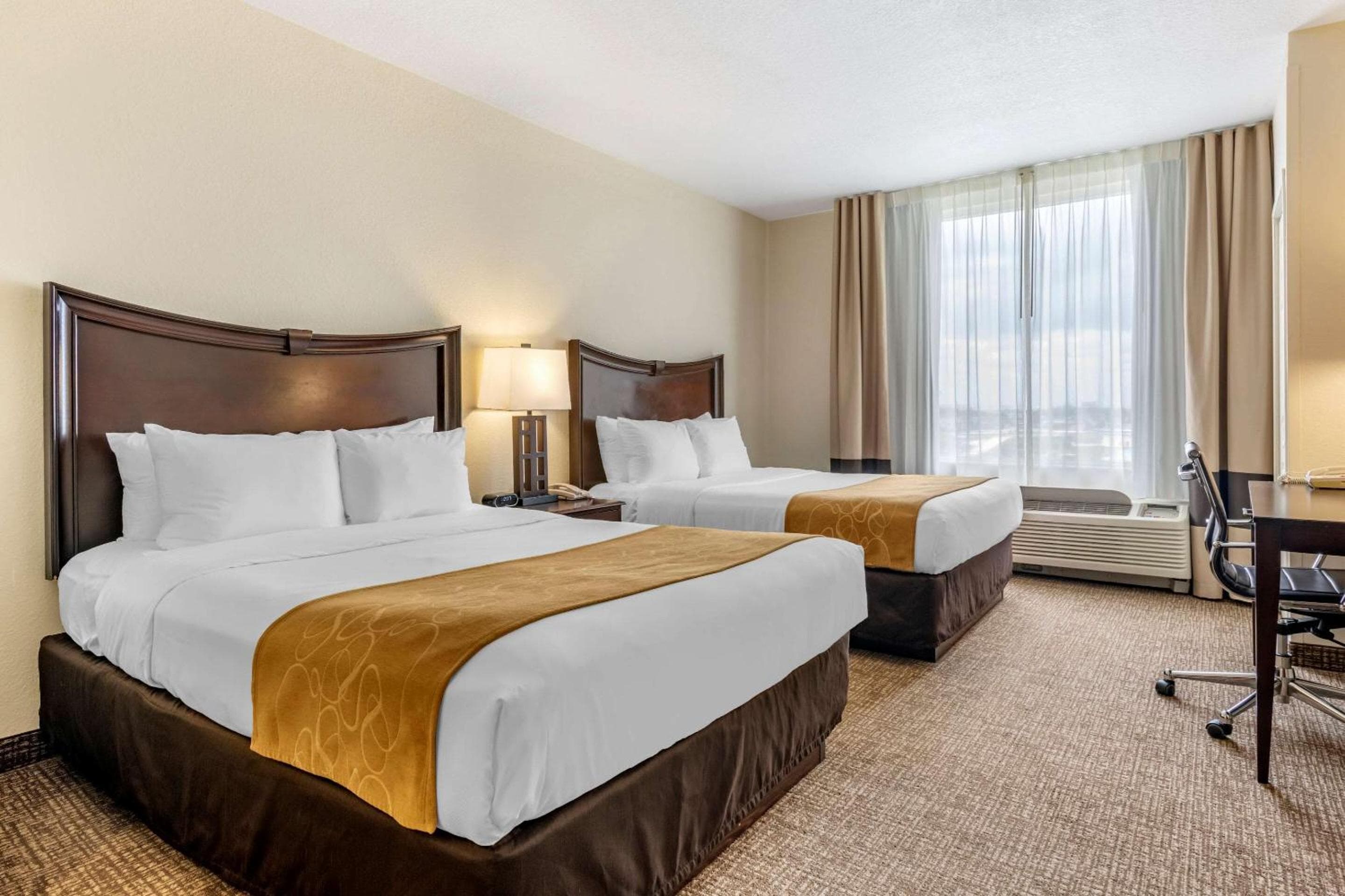 Comfort Suites Maingate East — 22