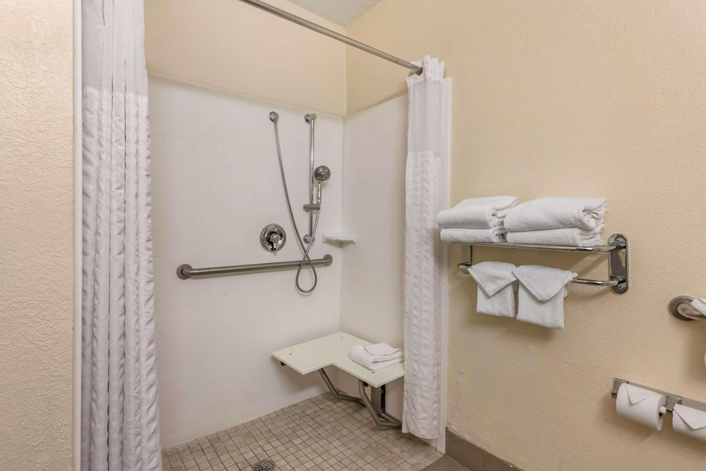 Comfort Suites Maingate East — 3