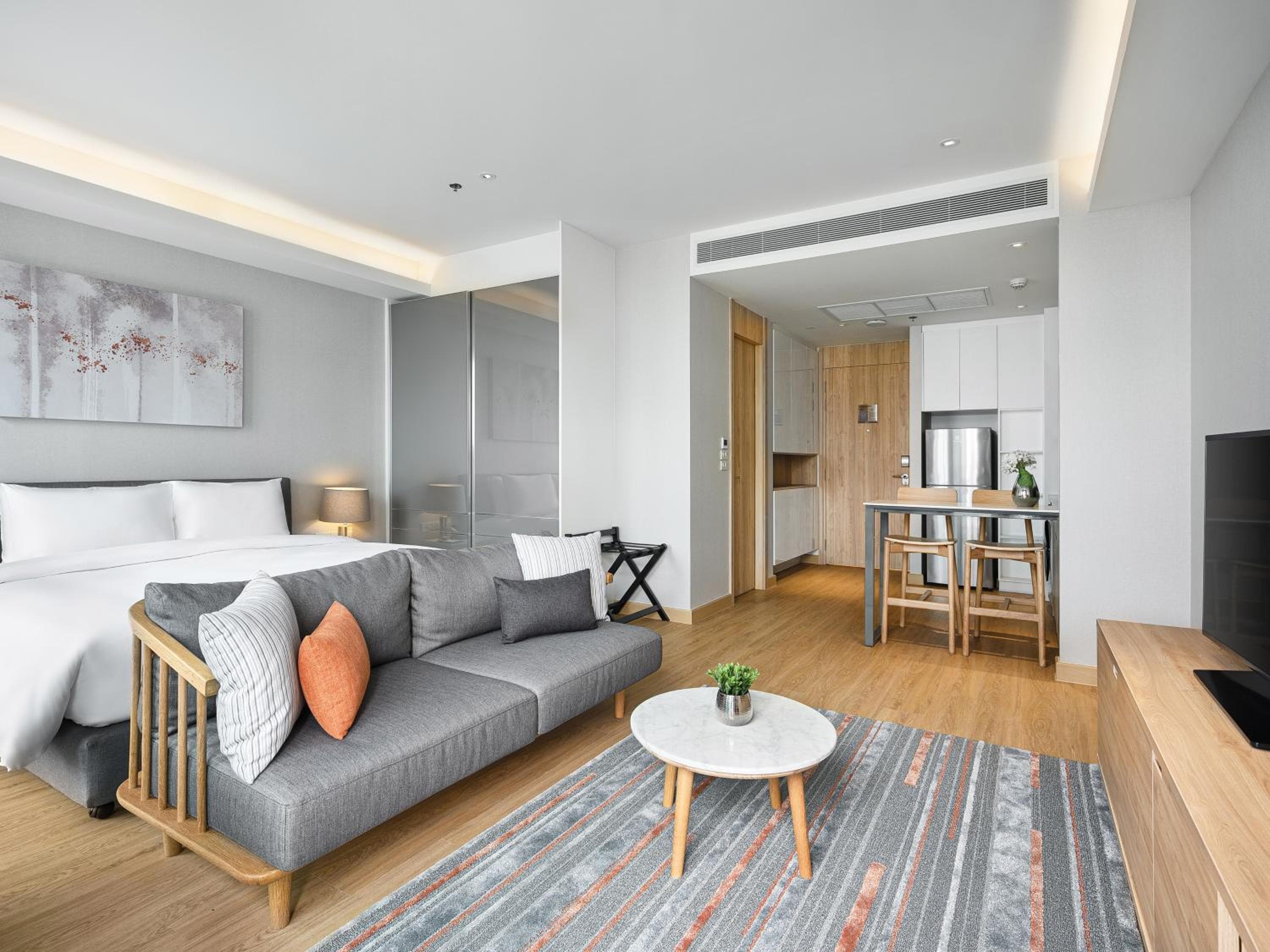Oakwood Suites Bangkok — 13