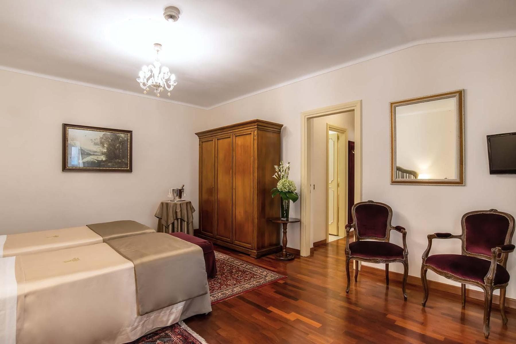 Hotel Forum — 11