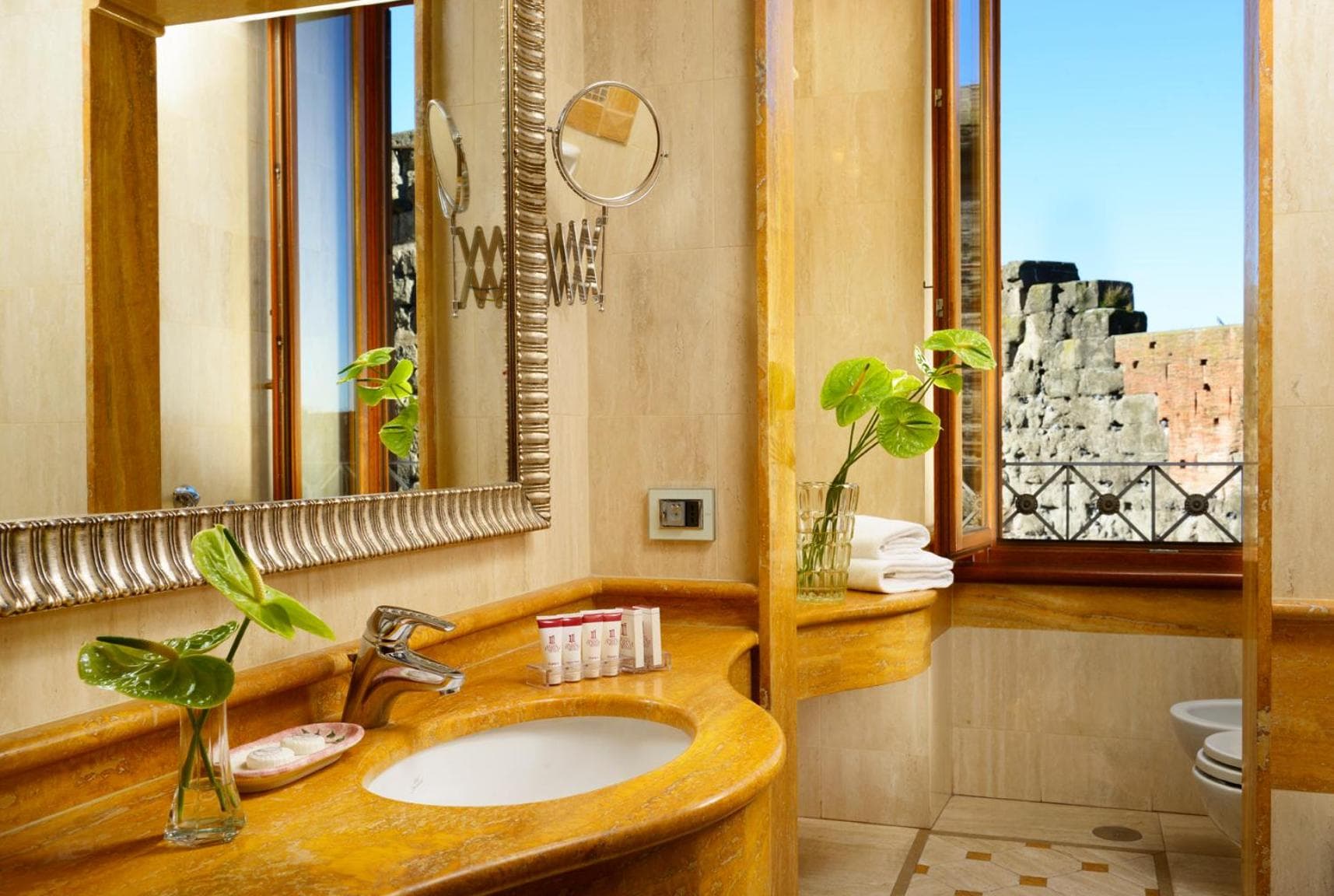Hotel Forum — 5