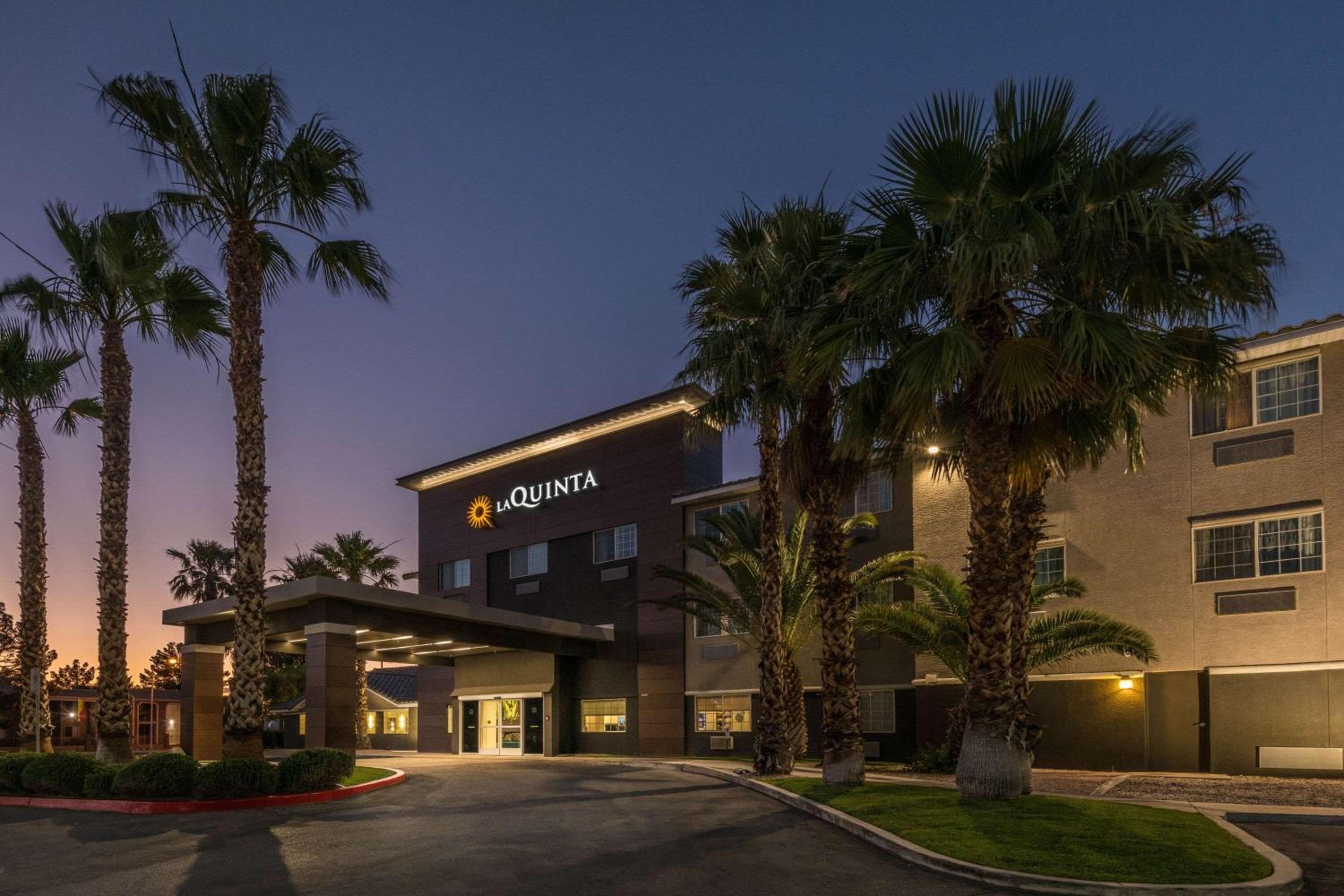 La Quinta Inn & Suites by Wyndham Las Vegas Nellis — 3
