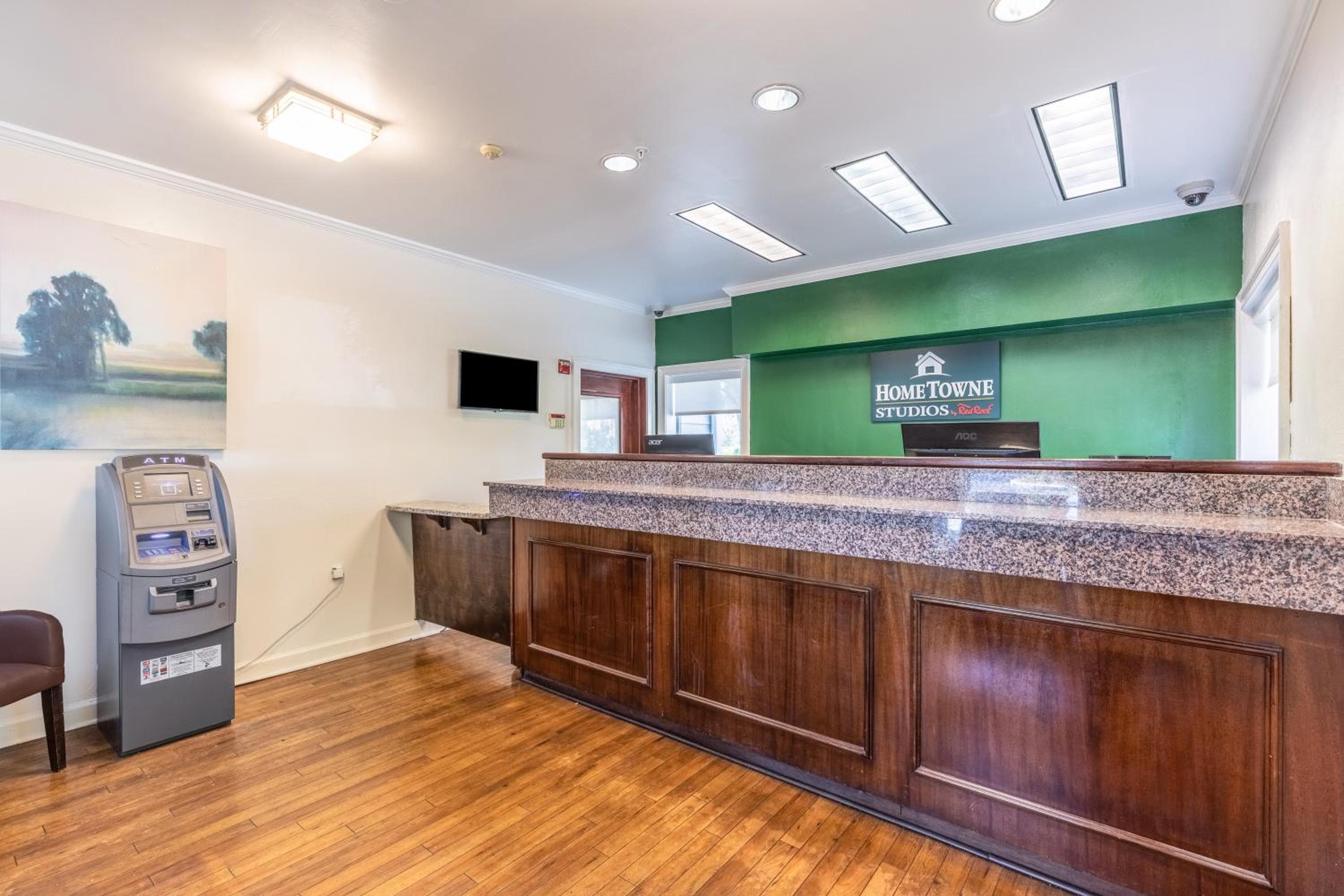 HomeTowne Studios by Red Roof Orlando - Casselberry — 3
