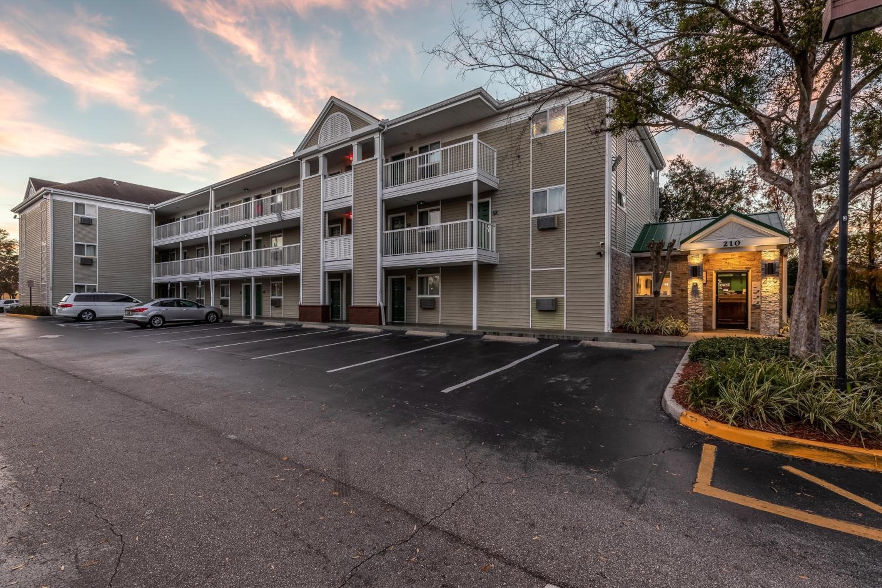 HomeTowne Studios by Red Roof Orlando - Casselberry — 2