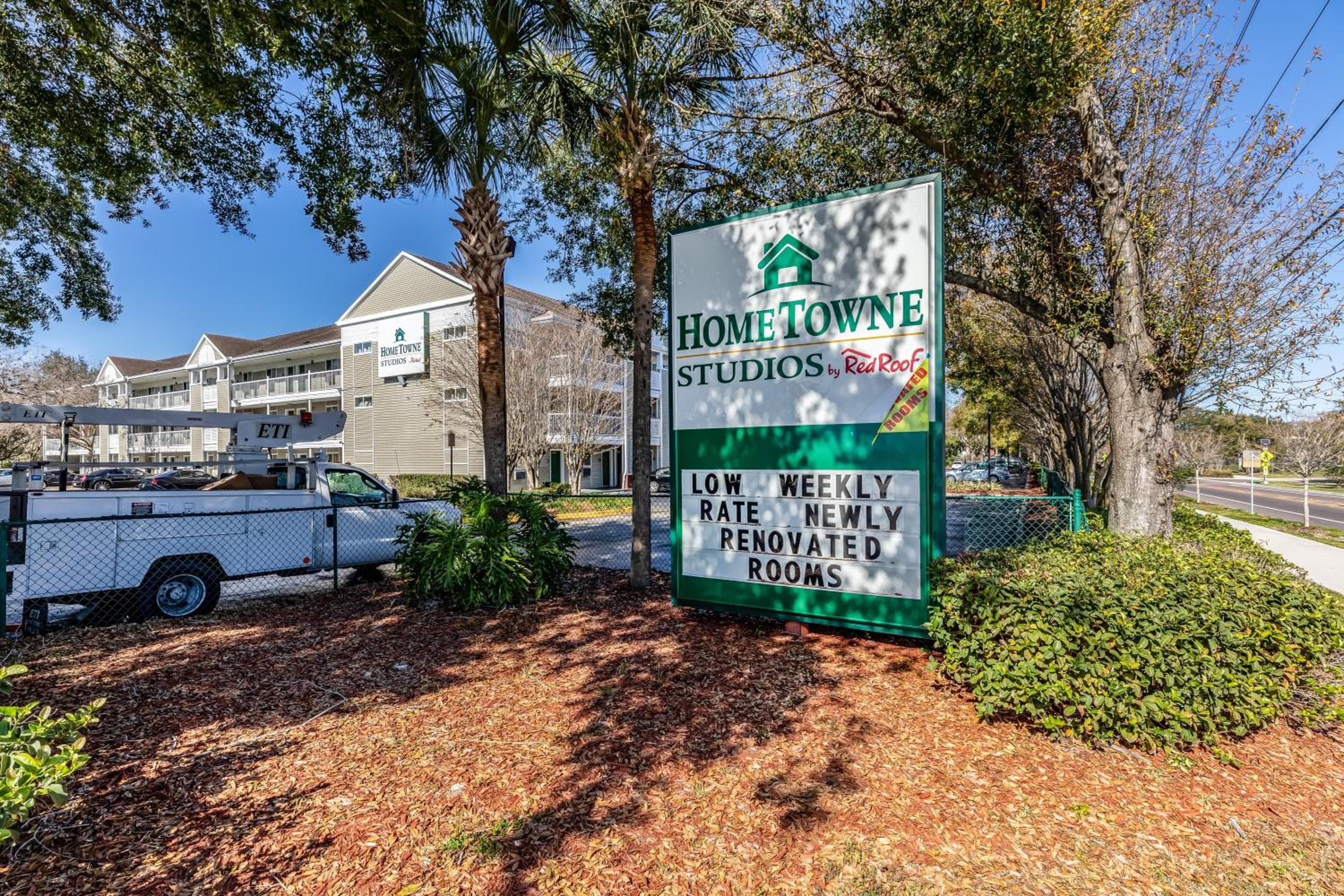HomeTowne Studios by Red Roof Orlando - Casselberry — 5