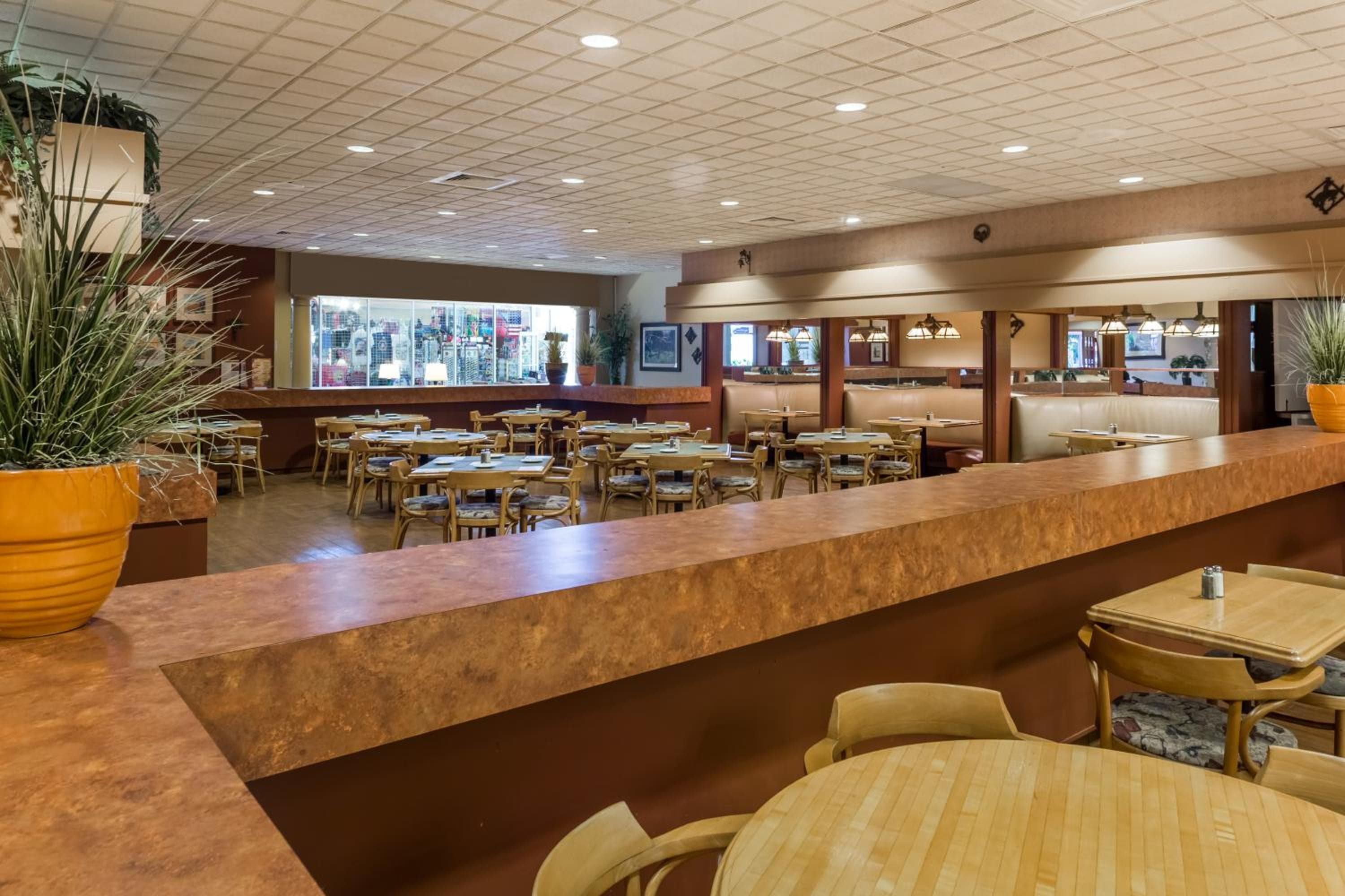 Ramada by Wyndham Kissimmee Gateway - Free Theme Park Shuttle — 10