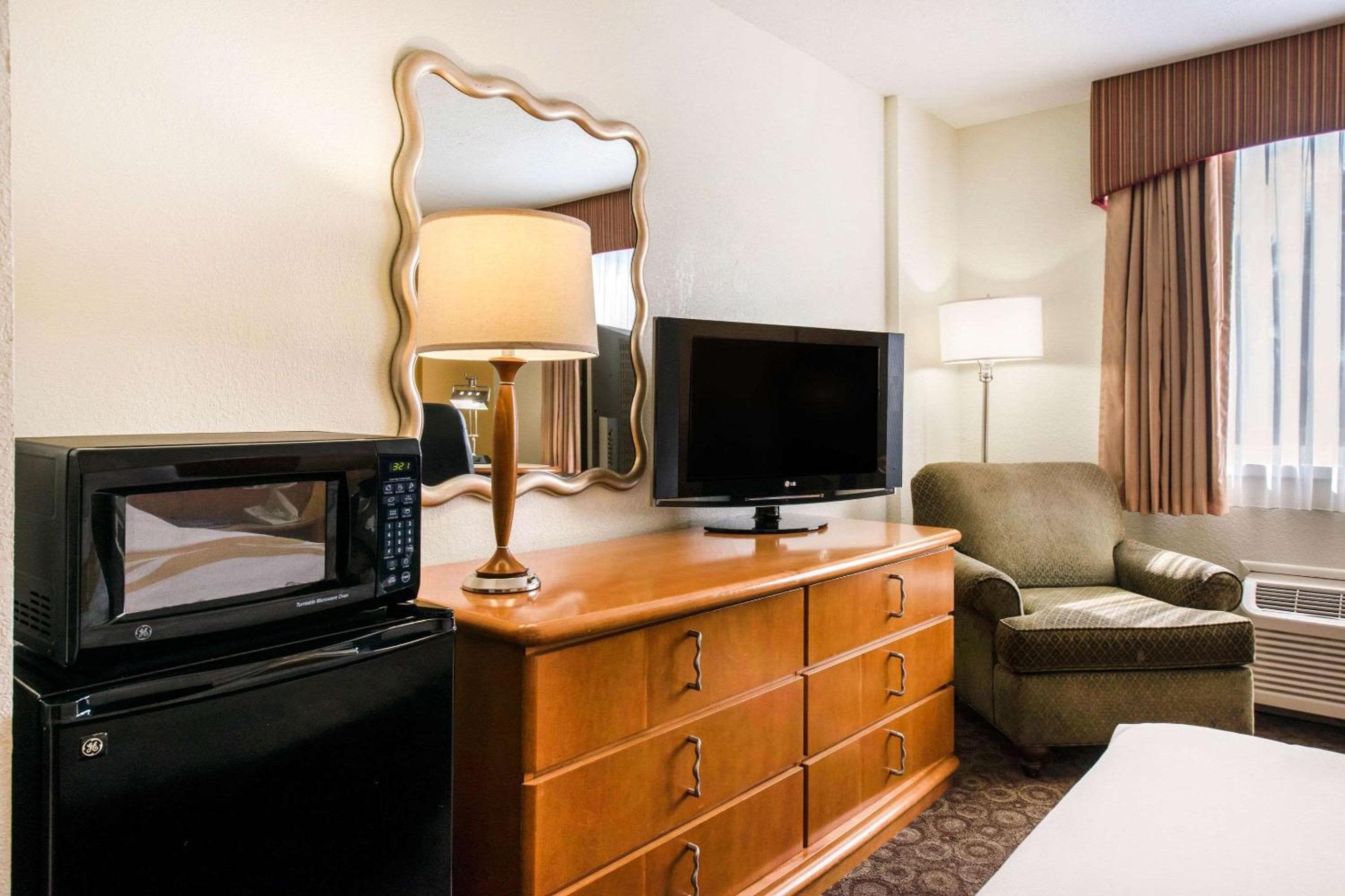 Quality Inn & Suites cerca de los parques temáticos — 24