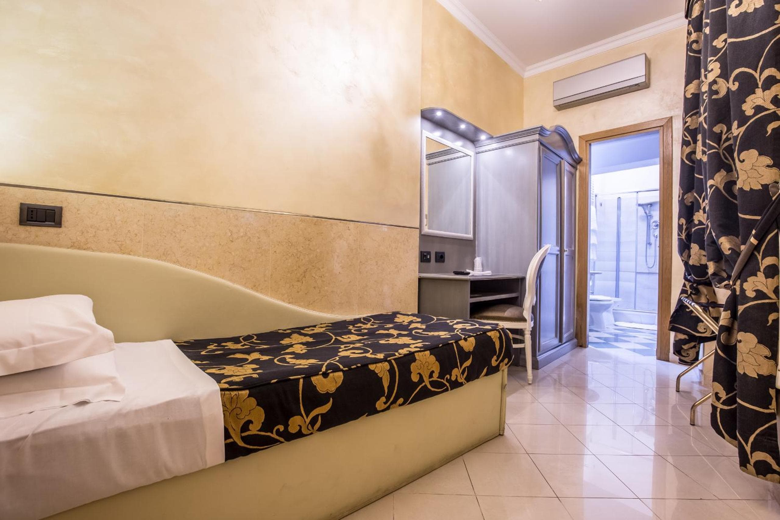 Hotel Fellini — 8