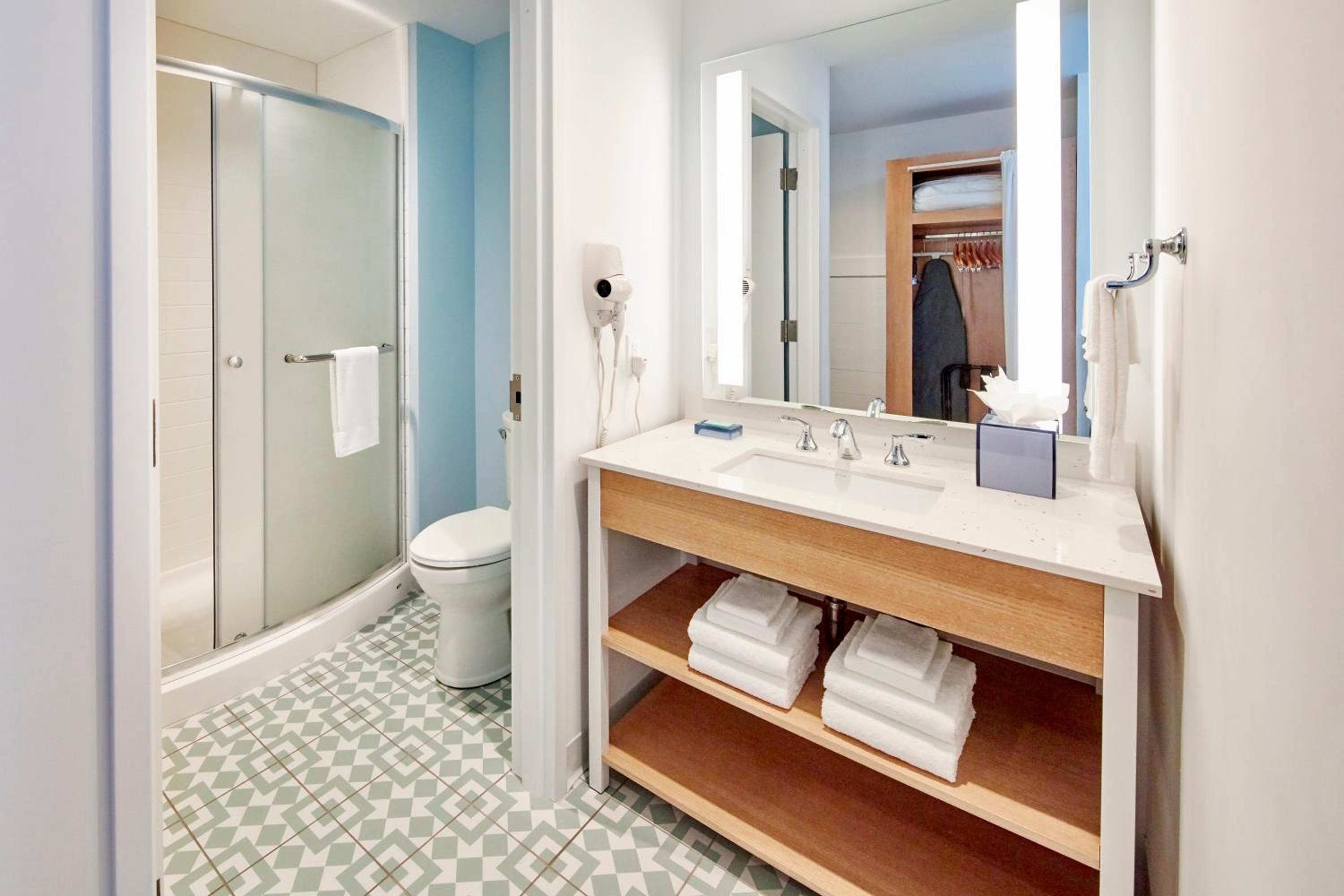 Universal's Endless Summer Resort - Dockside Inn and Suites — 15