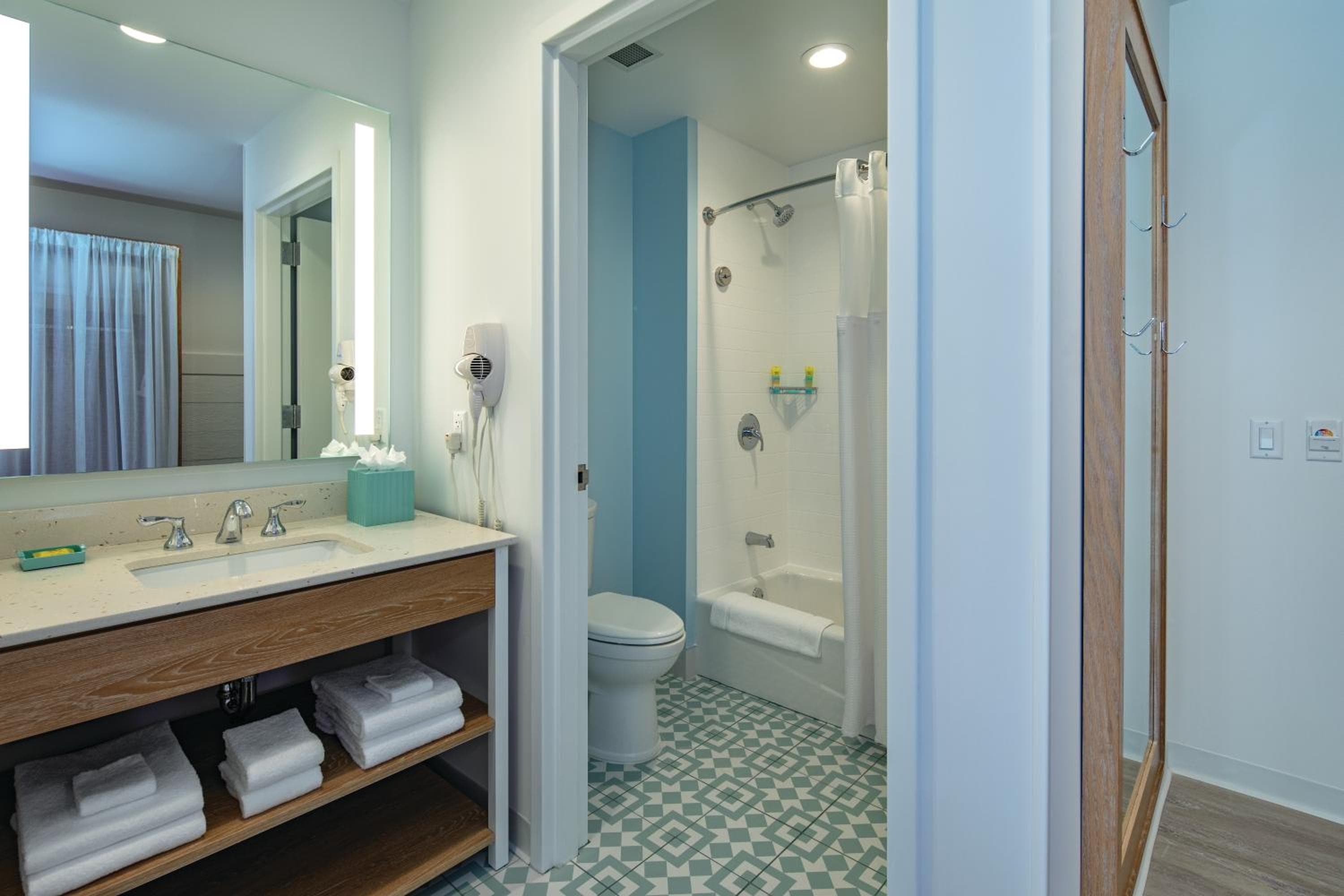 Universal's Endless Summer Resort - Dockside Inn and Suites — 18