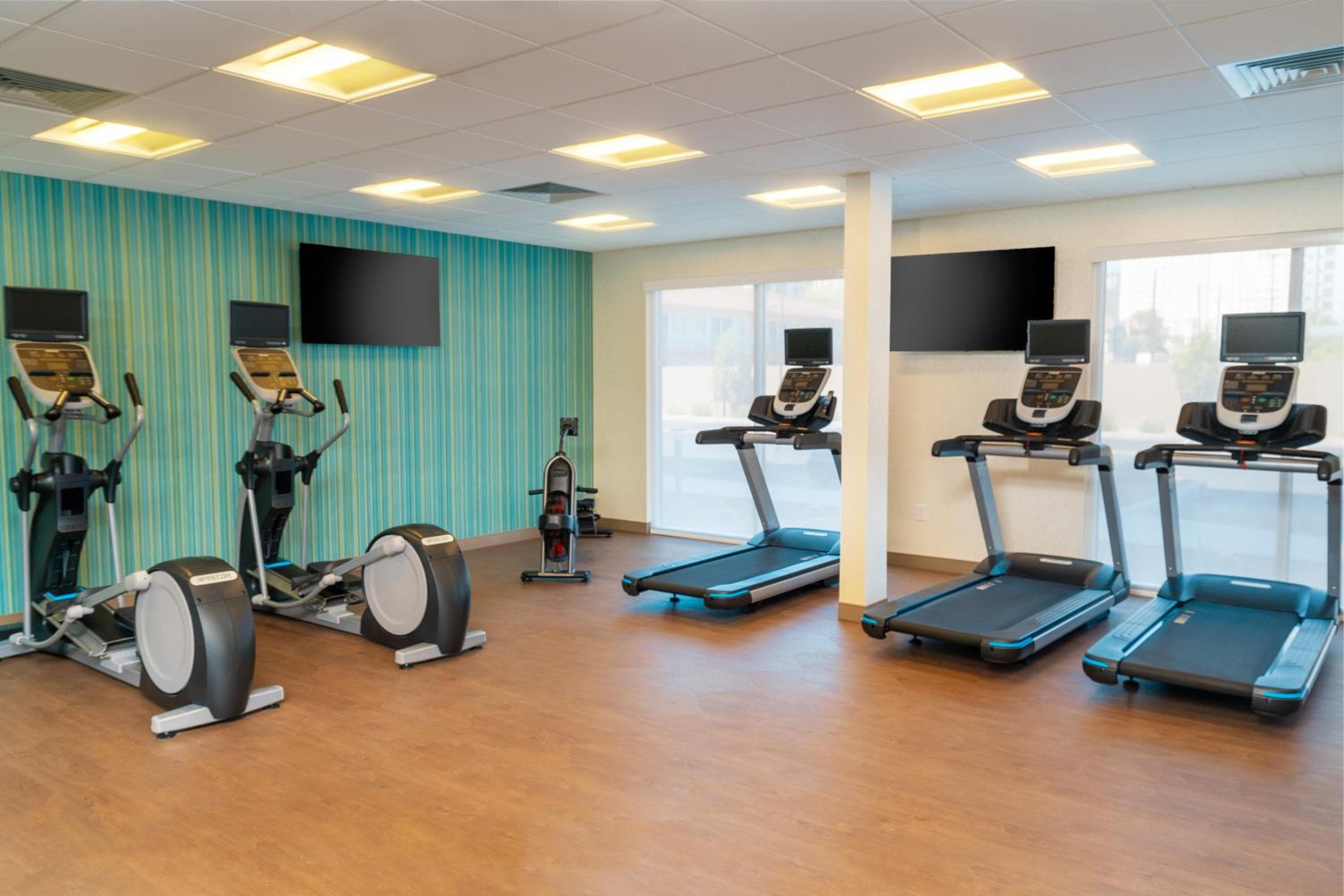 Holiday Inn Express & Suites - Las Vegas - E Tropicana by IHG — 6