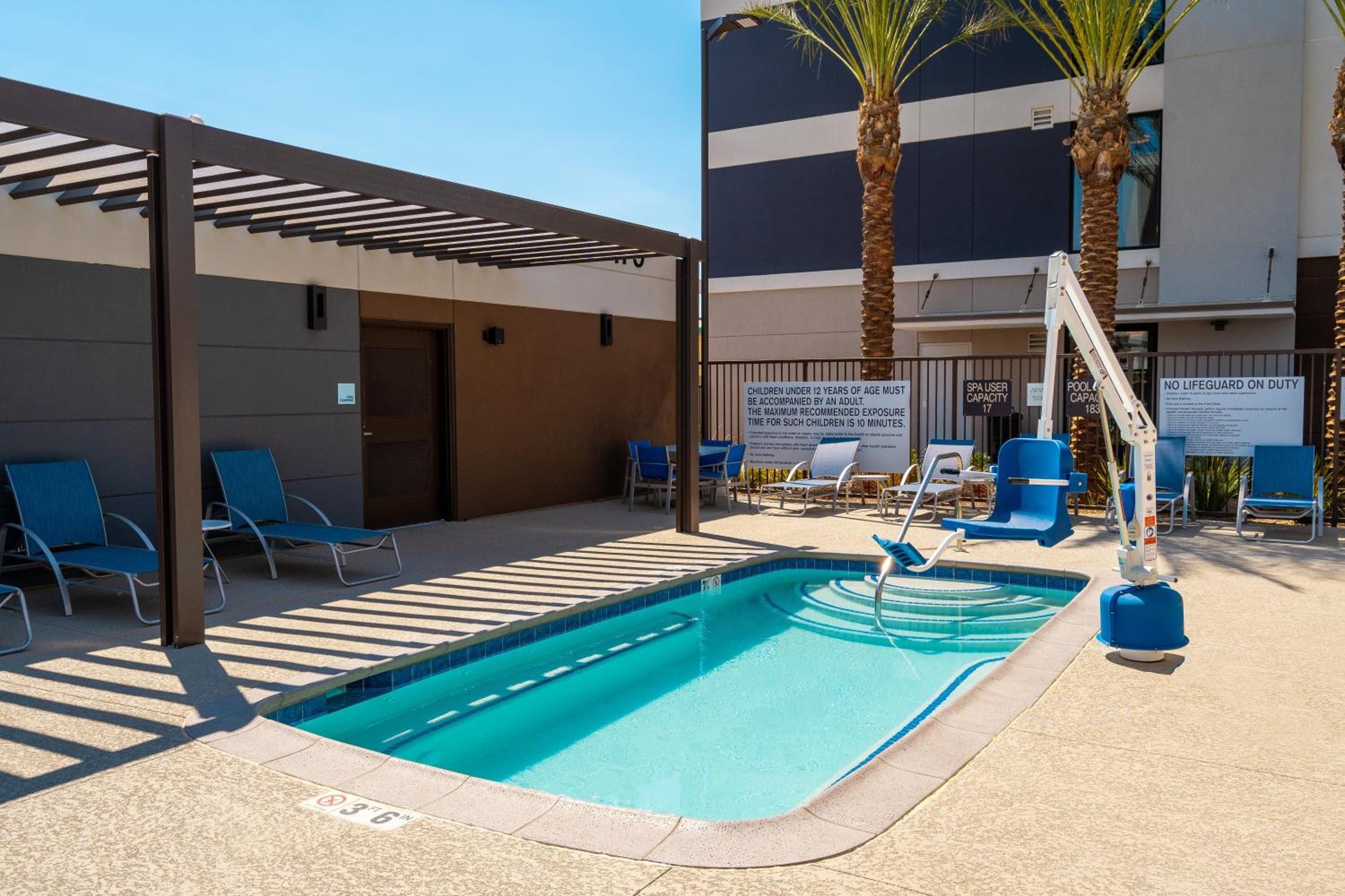 Holiday Inn Express & Suites - Las Vegas - E Tropicana by IHG — 7