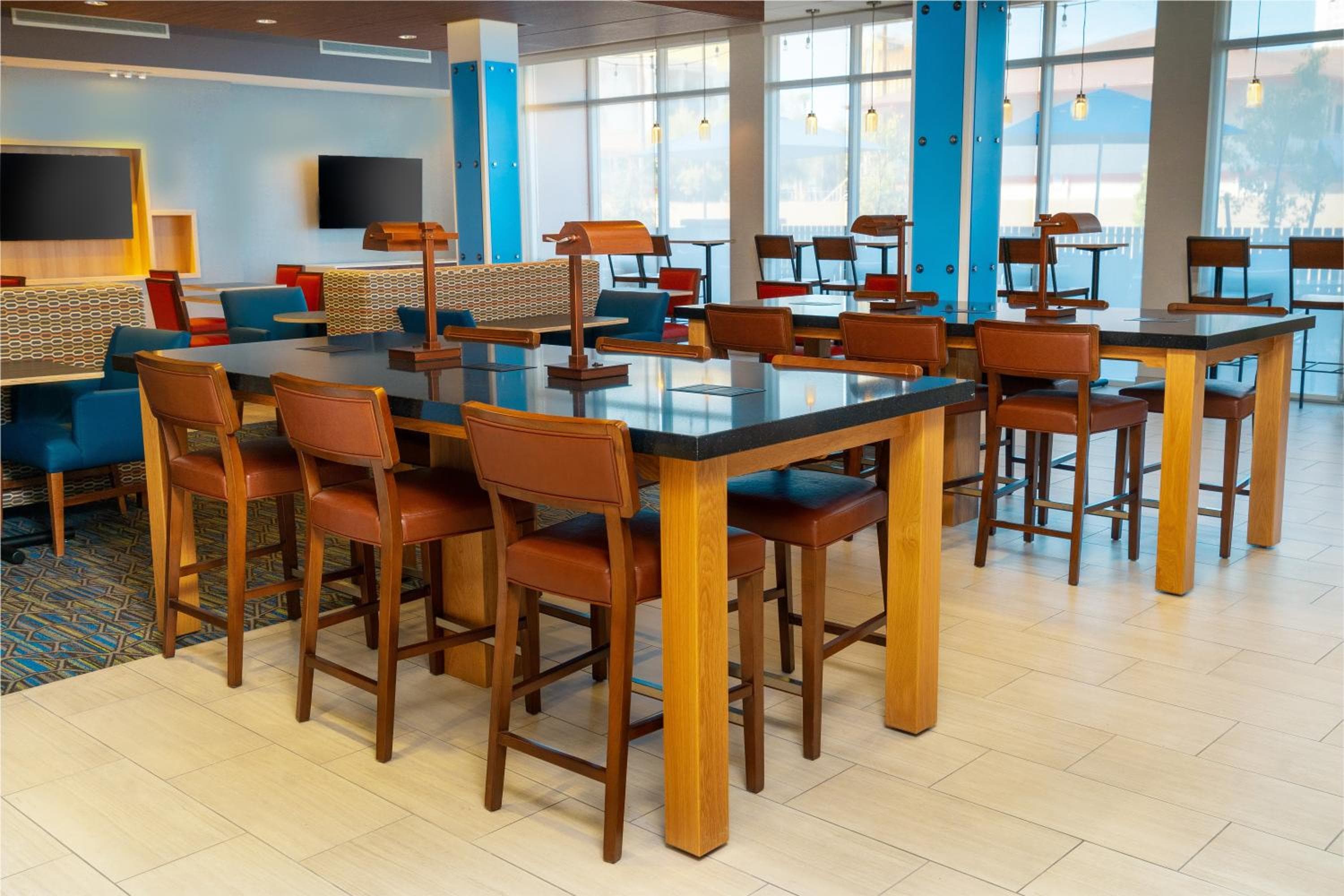Holiday Inn Express & Suites - Las Vegas - E Tropicana by IHG — 8