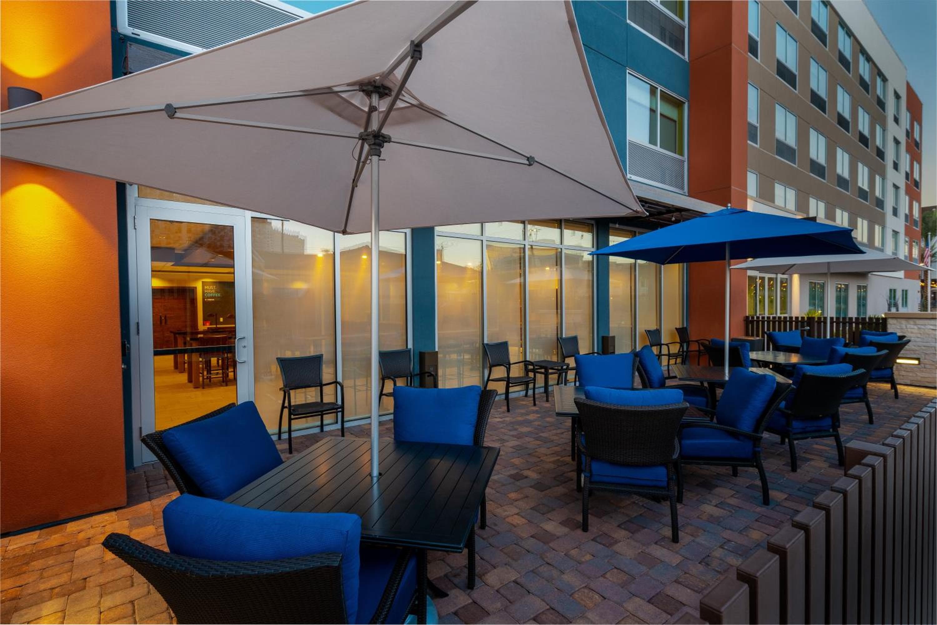 Holiday Inn Express & Suites - Las Vegas - E Tropicana by IHG — 11
