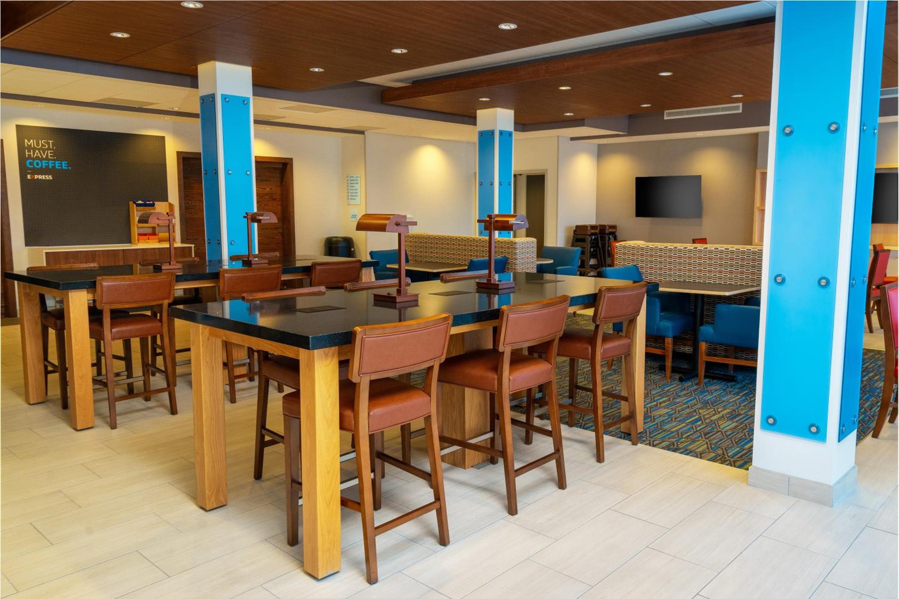 Holiday Inn Express & Suites - Las Vegas - E Tropicana by IHG — 12