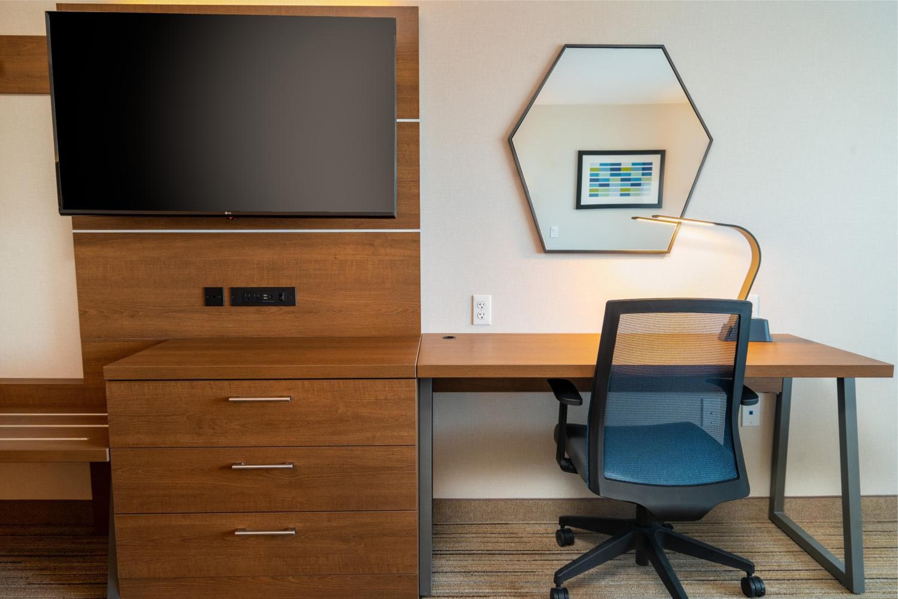 Holiday Inn Express & Suites - Las Vegas - E Tropicana by IHG — 25