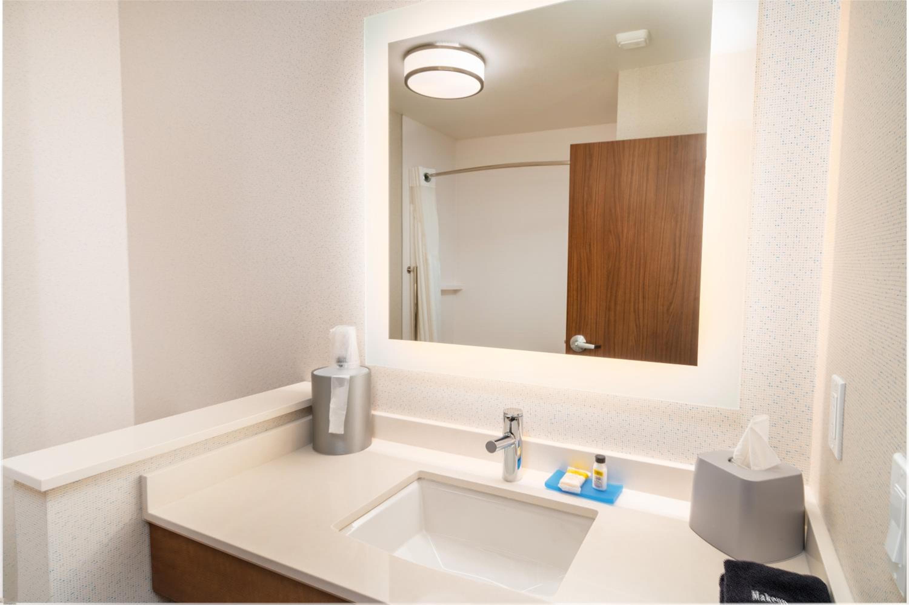 Holiday Inn Express & Suites - Las Vegas - E Tropicana by IHG — 24
