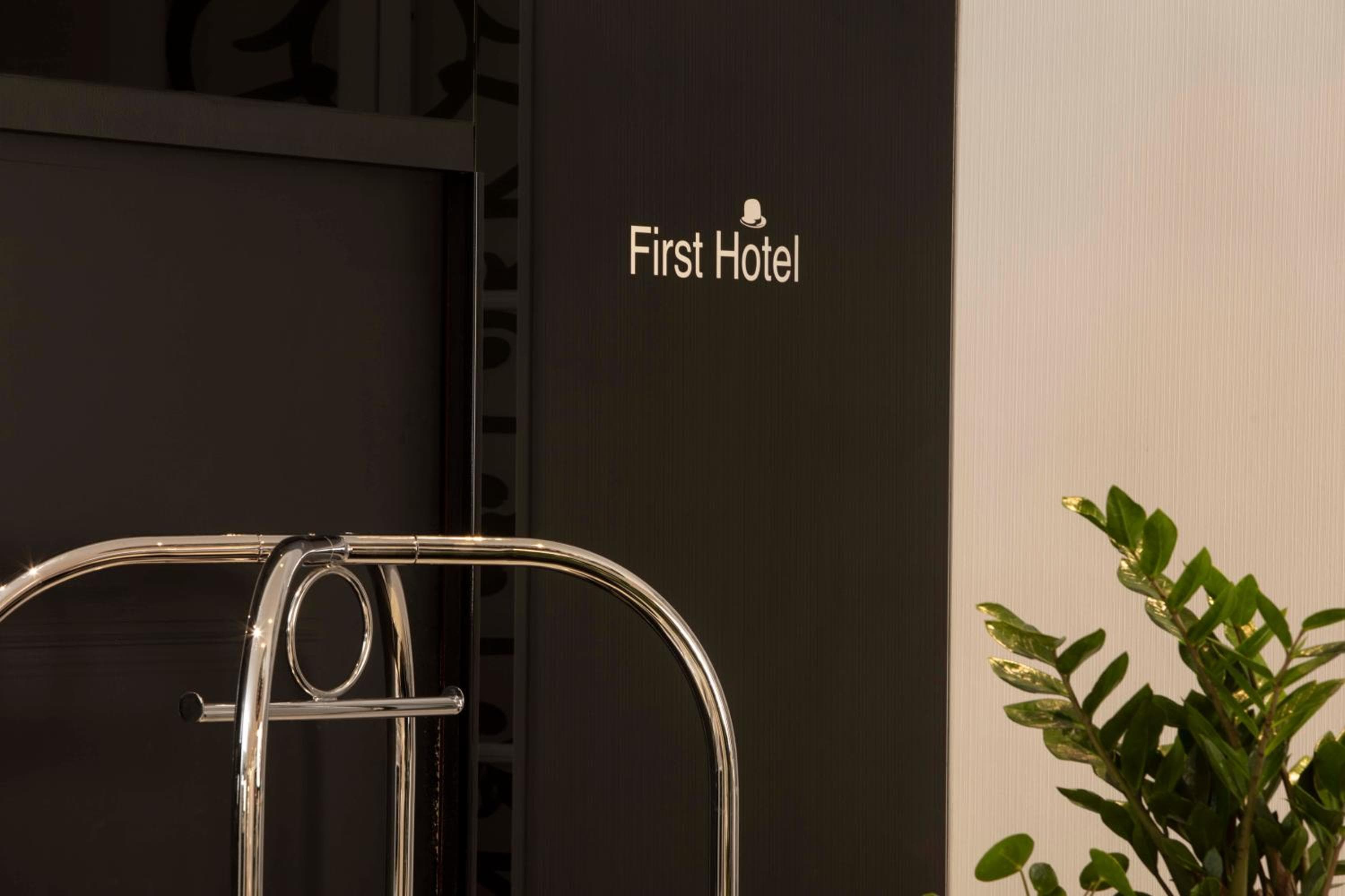 First Hotel Paris Tour Eiffel — 14