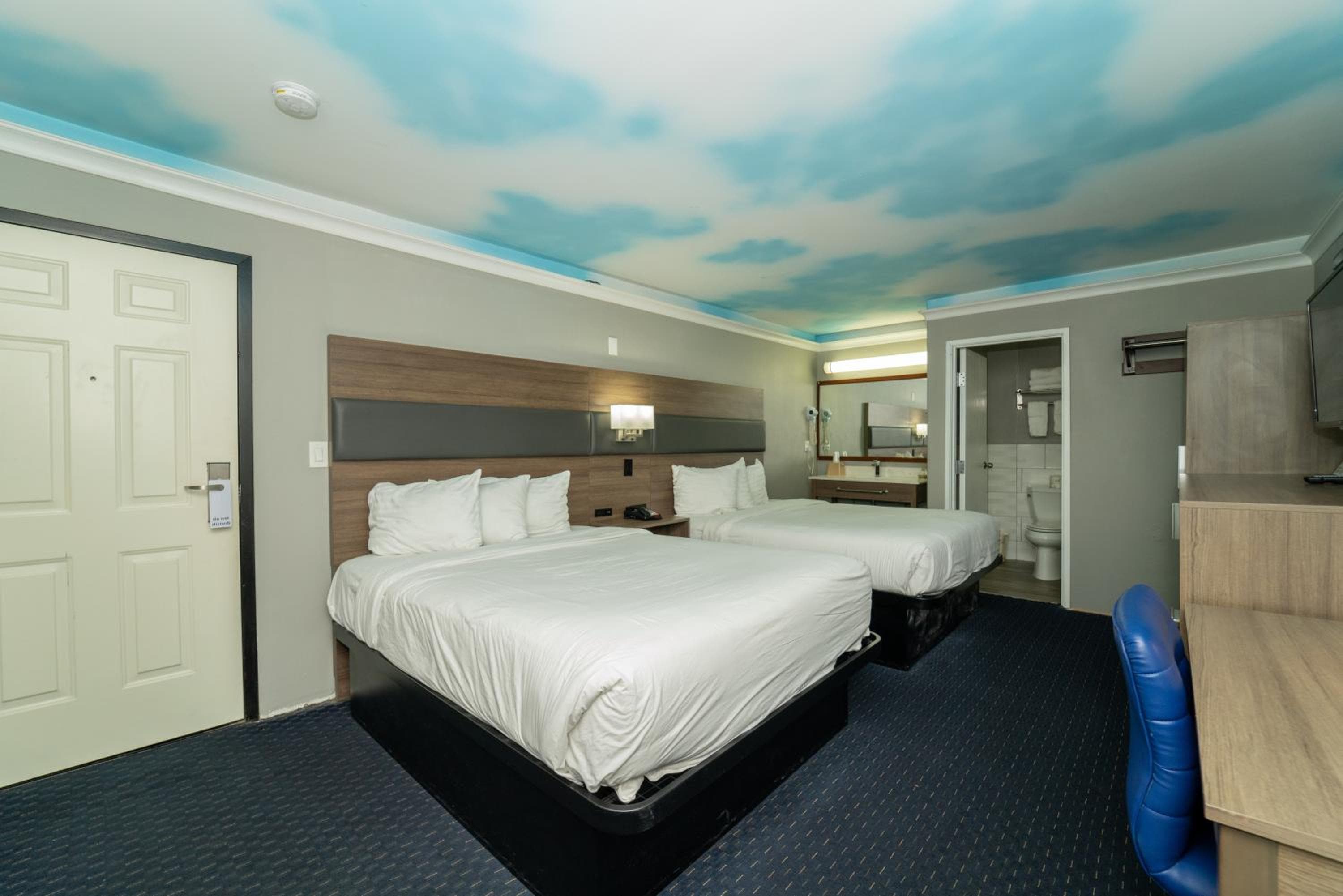 Hollywood Palms Inns & Suites — 13