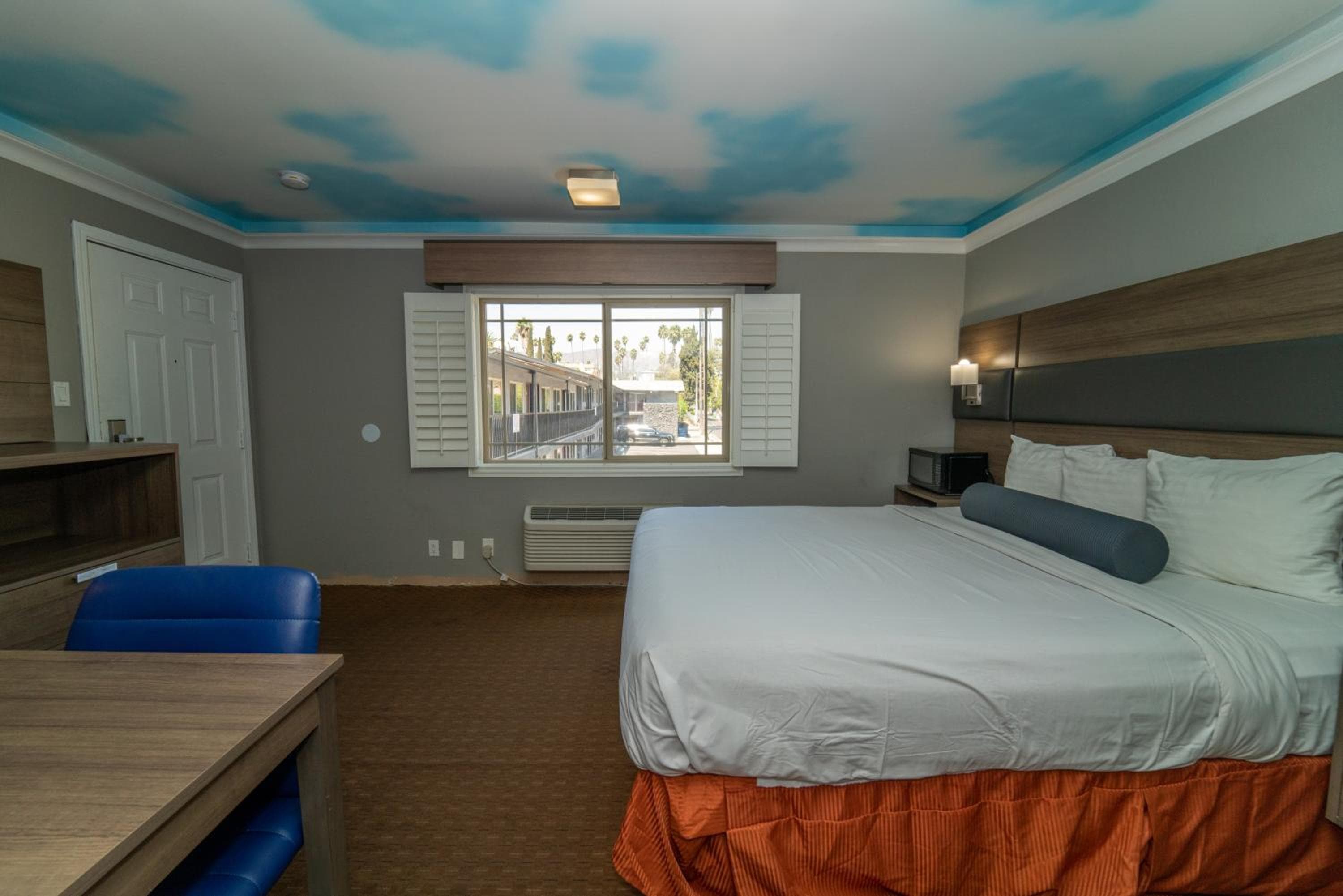 Hollywood Palms Inns & Suites — 17