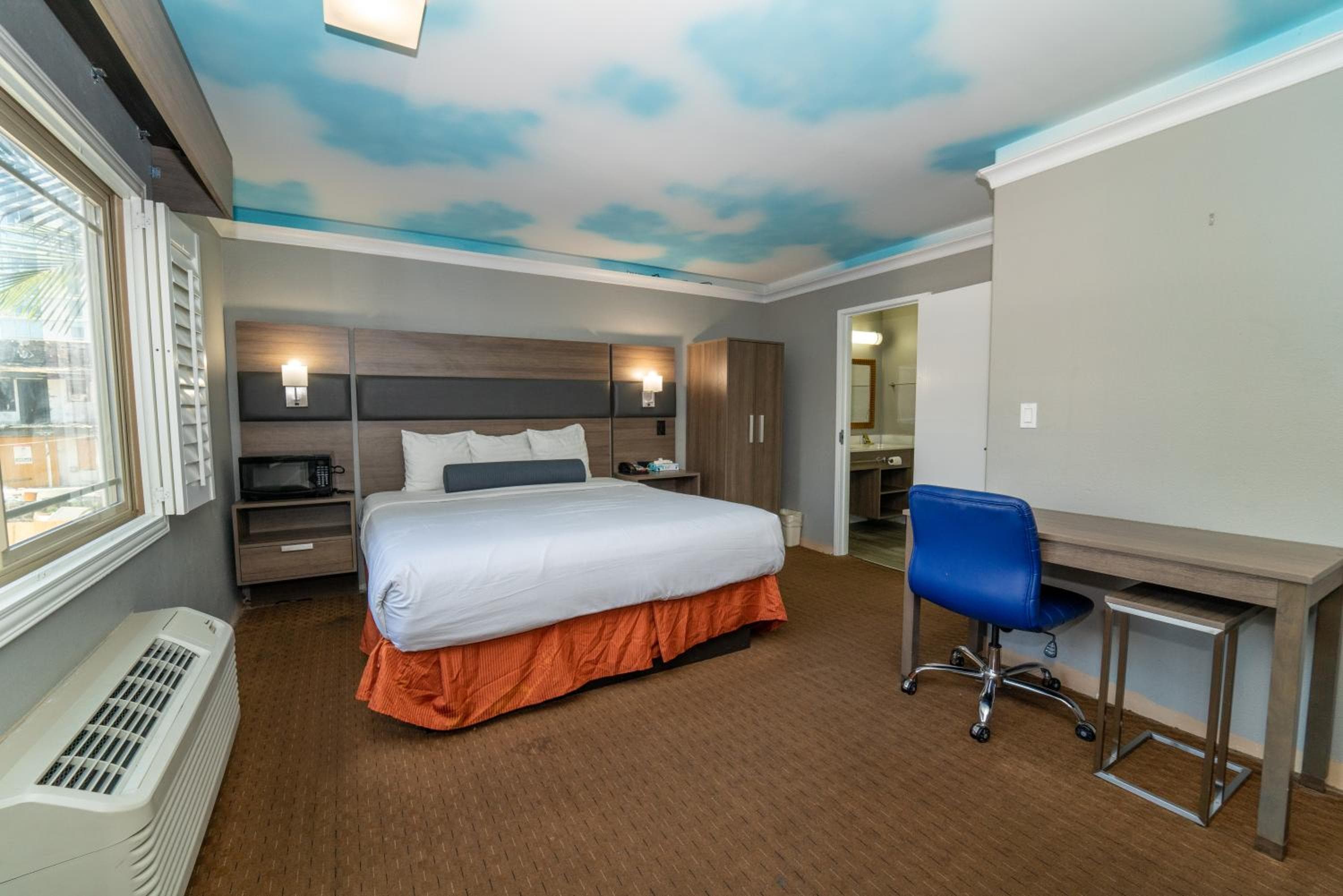 Hollywood Palms Inns & Suites — 6