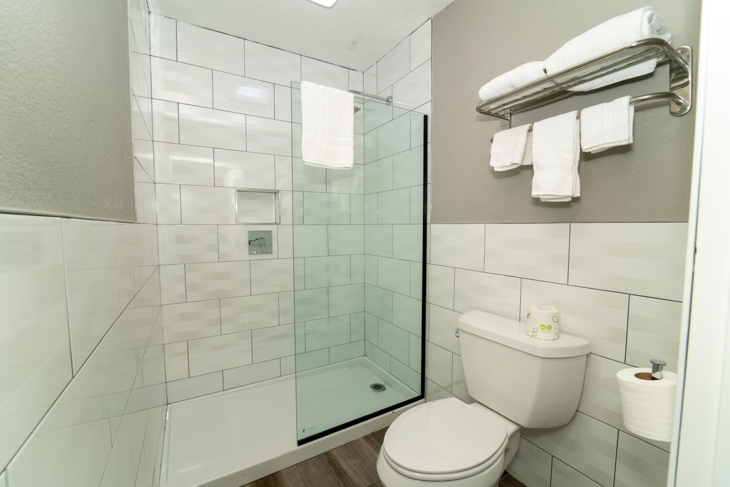 Hollywood Palms Inns & Suites — 11