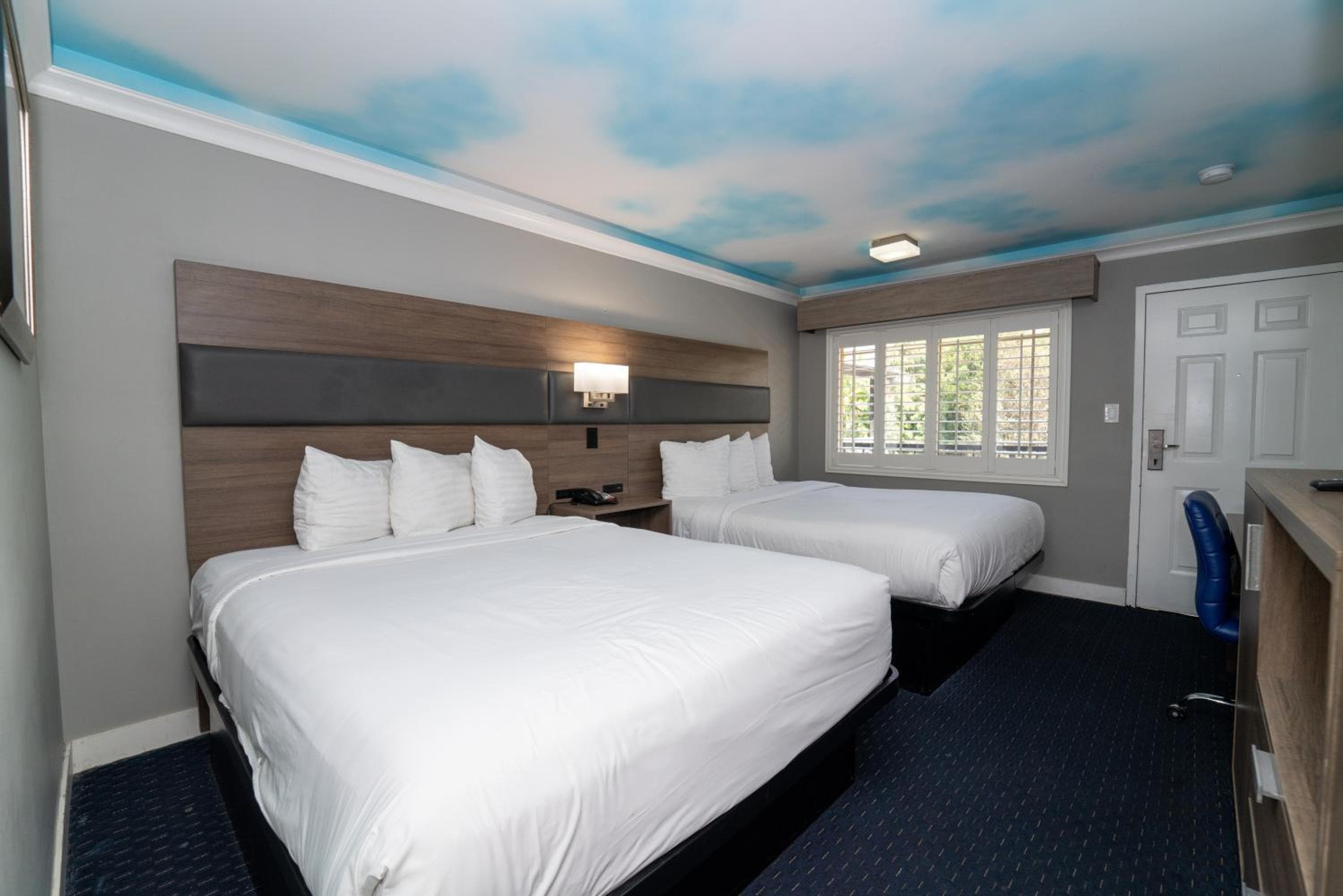 Hollywood Palms Inns & Suites — 9