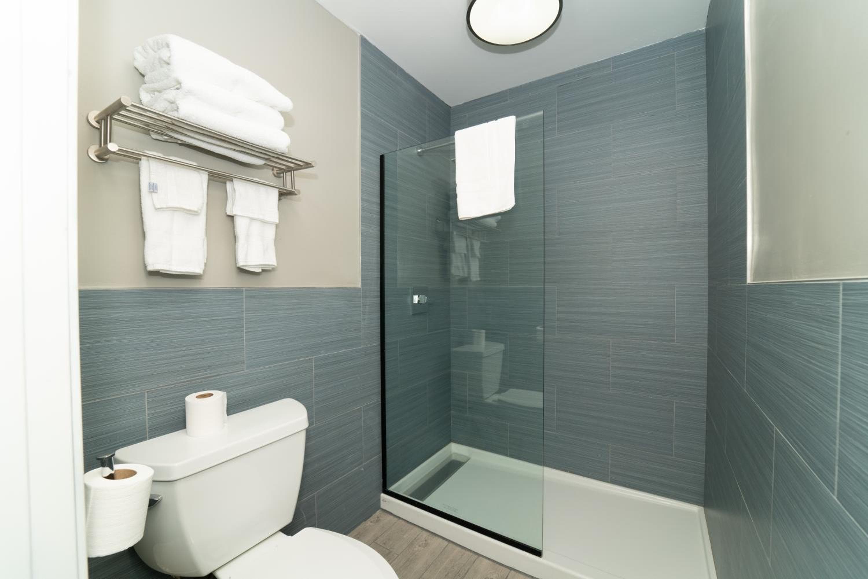 Hollywood Palms Inns & Suites — 14