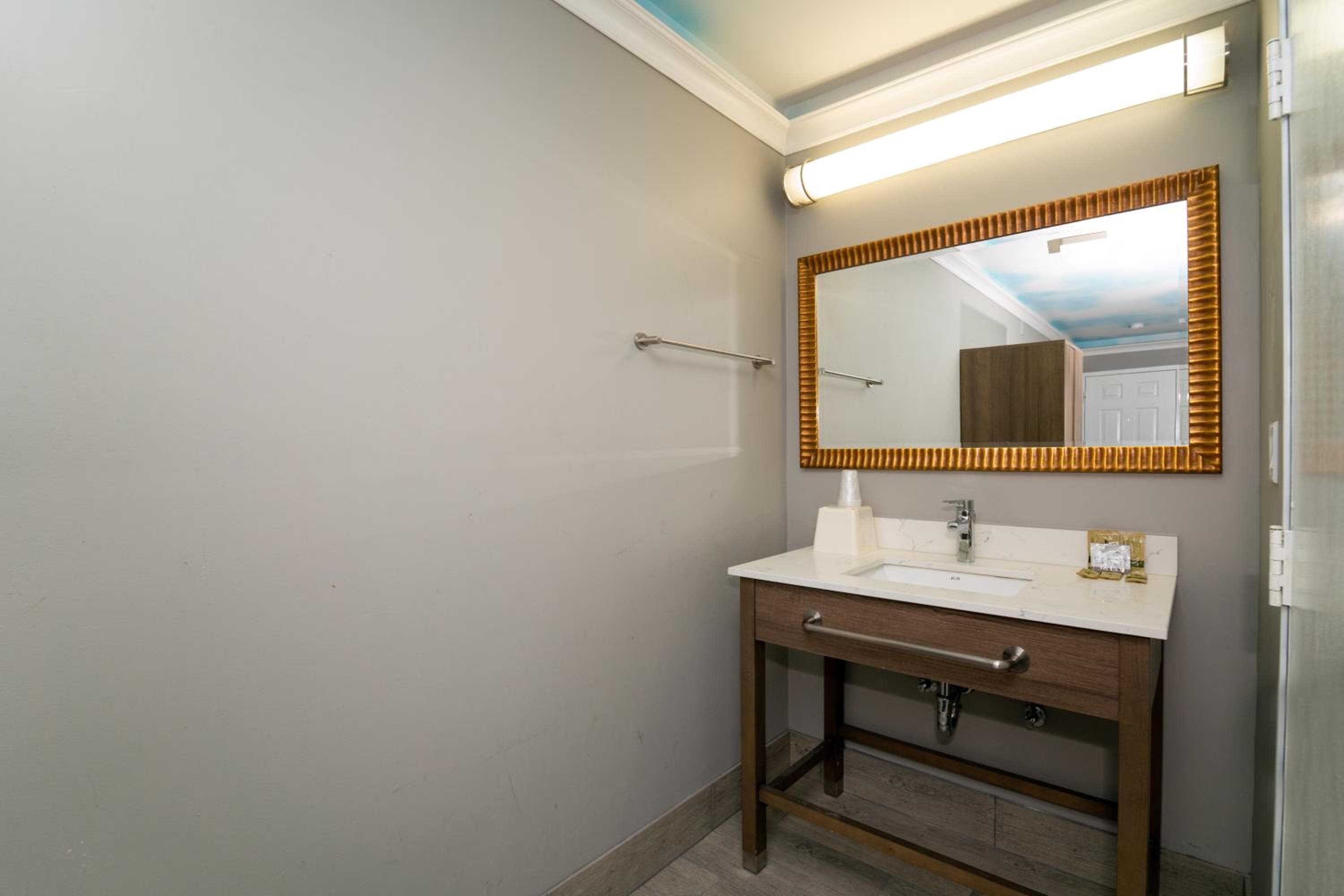 Hollywood Palms Inns & Suites — 7