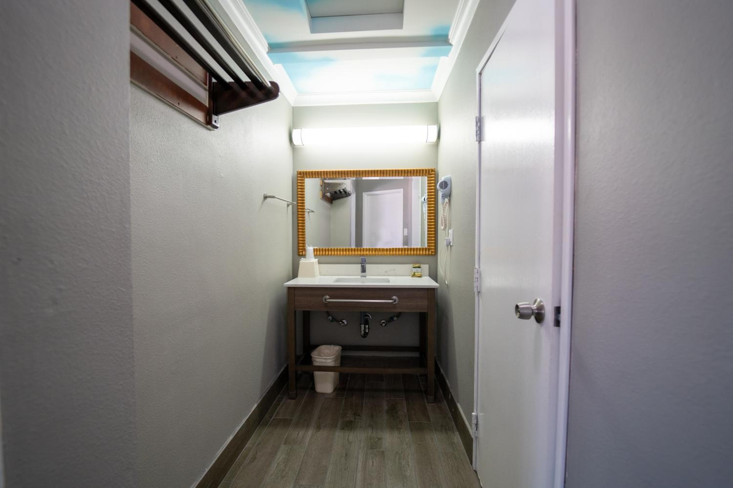 Hollywood Palms Inns & Suites — 8