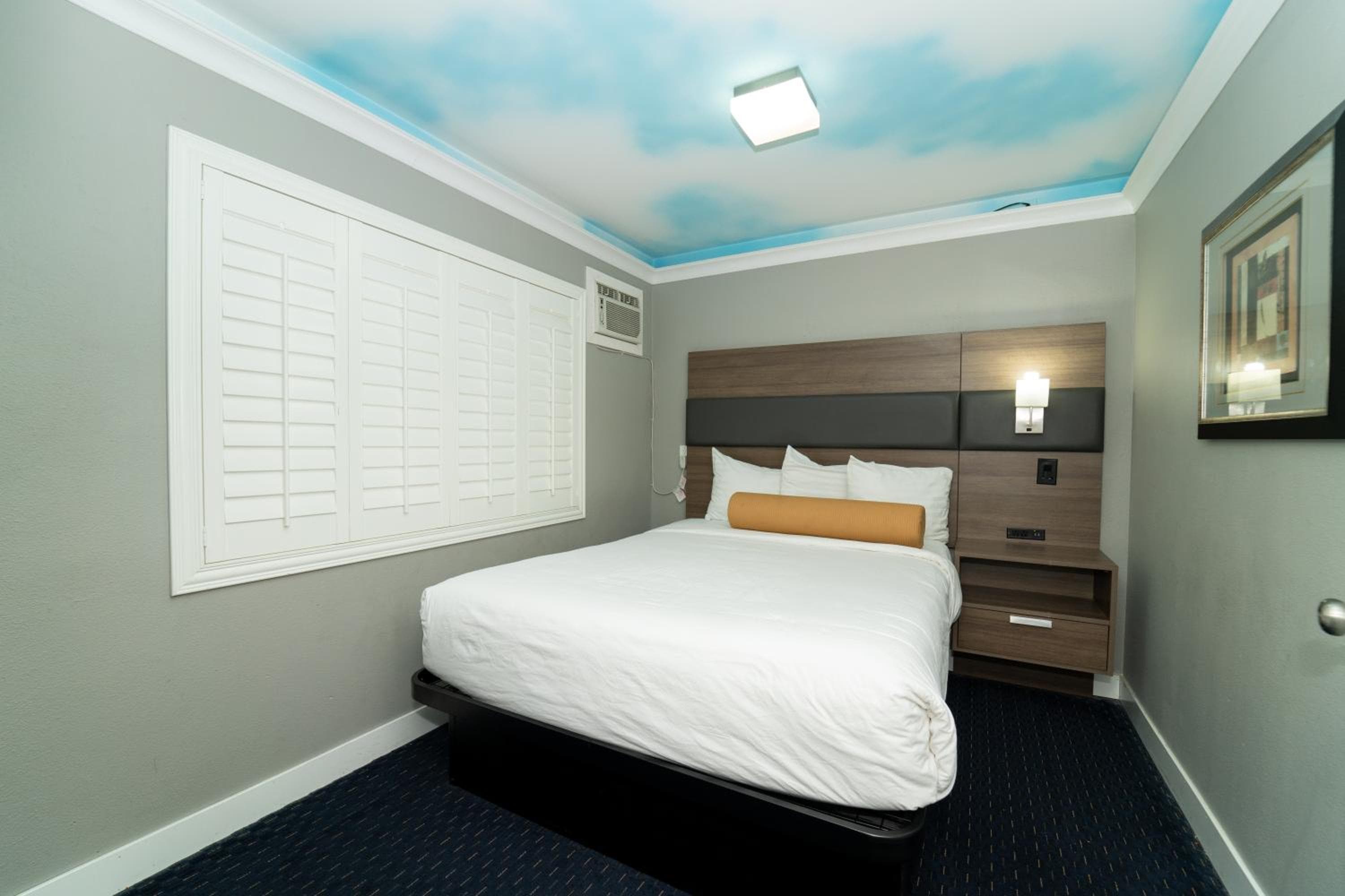 Hollywood Palms Inns & Suites — 12