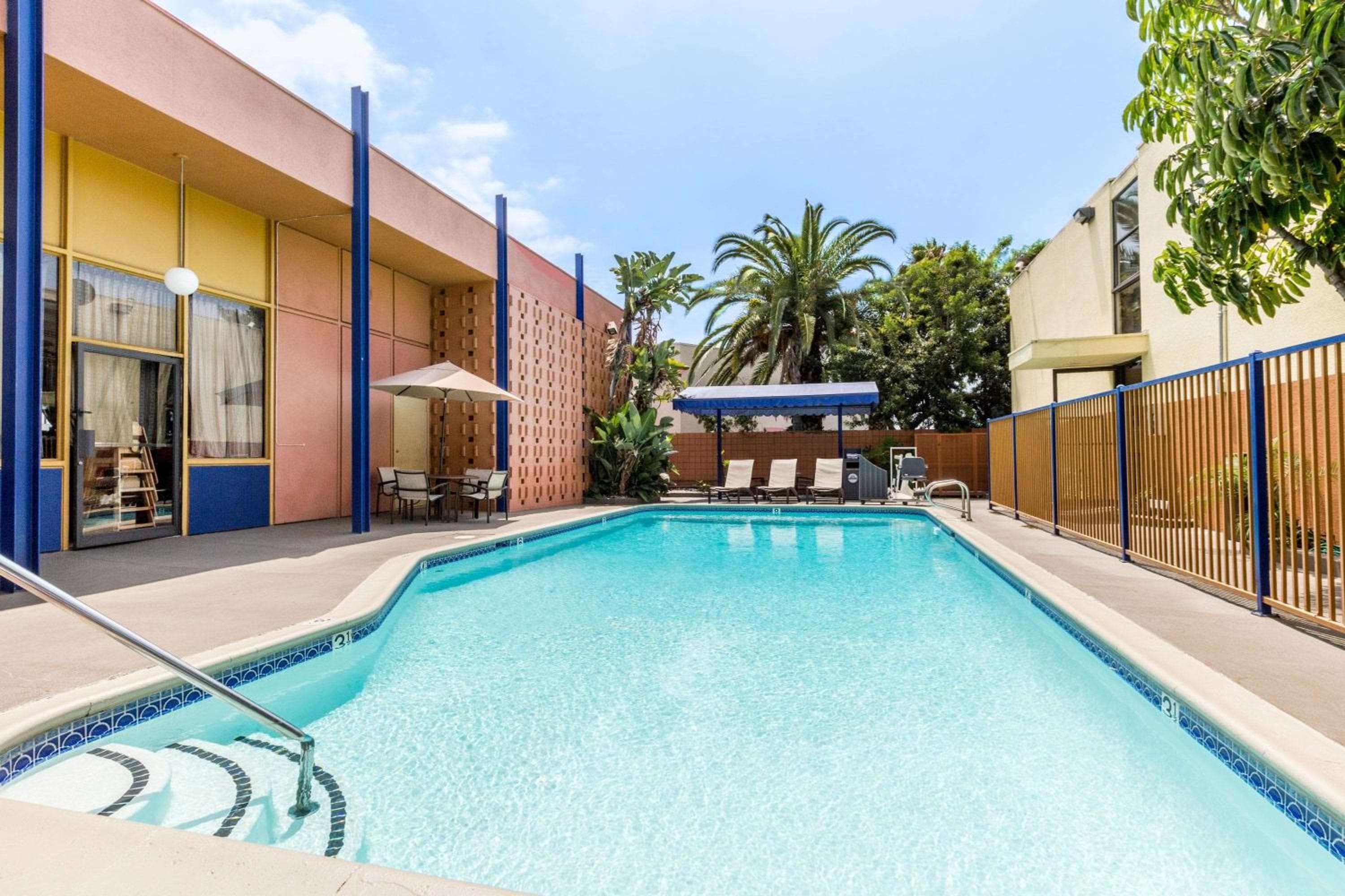 Days Inn by Wyndham Los Angeles LAX/VeniceBch/Marina DelRay — 4
