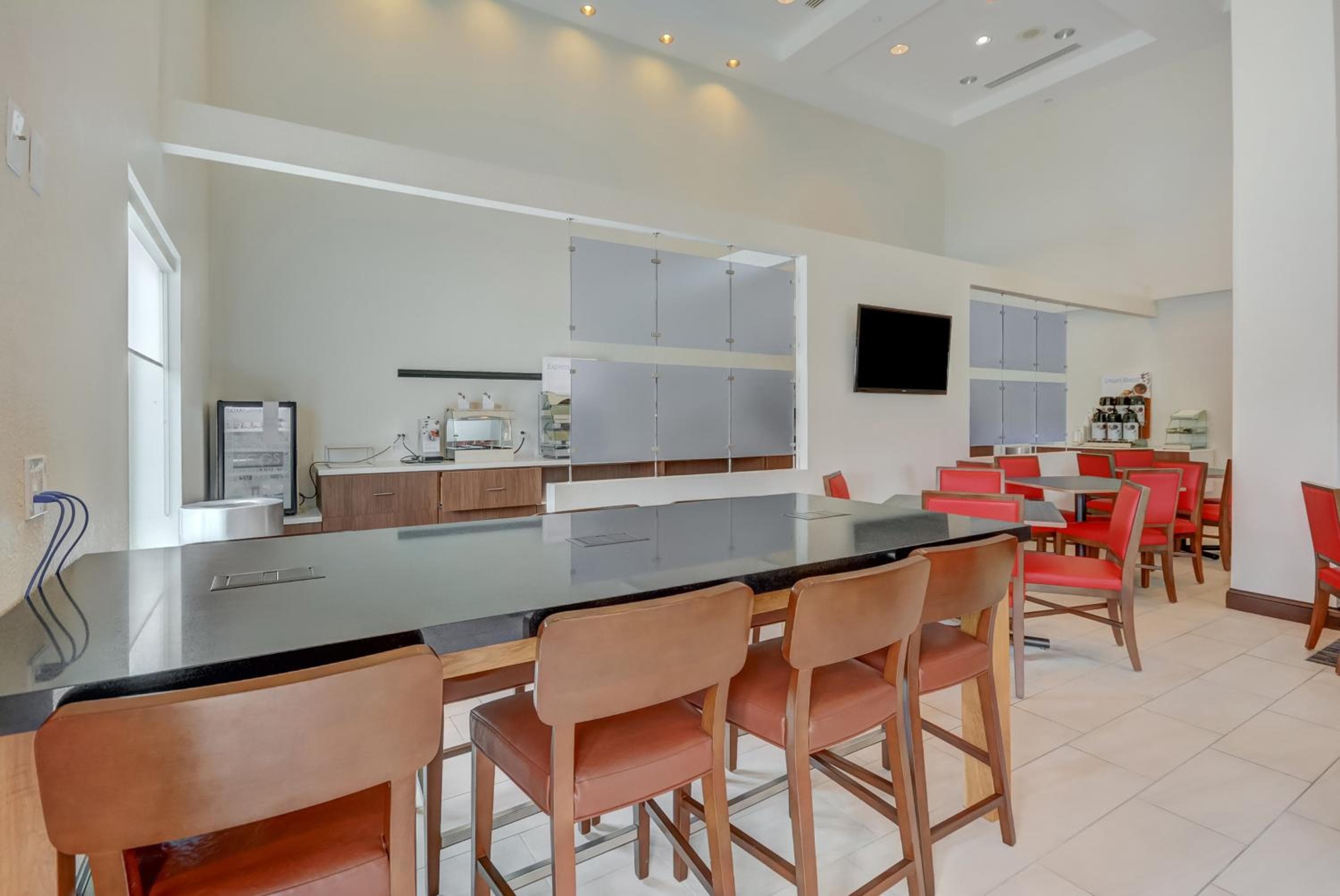 Holiday Inn Express Hotel & Suites Tampa-USF-Busch Gardens by IHG — 17