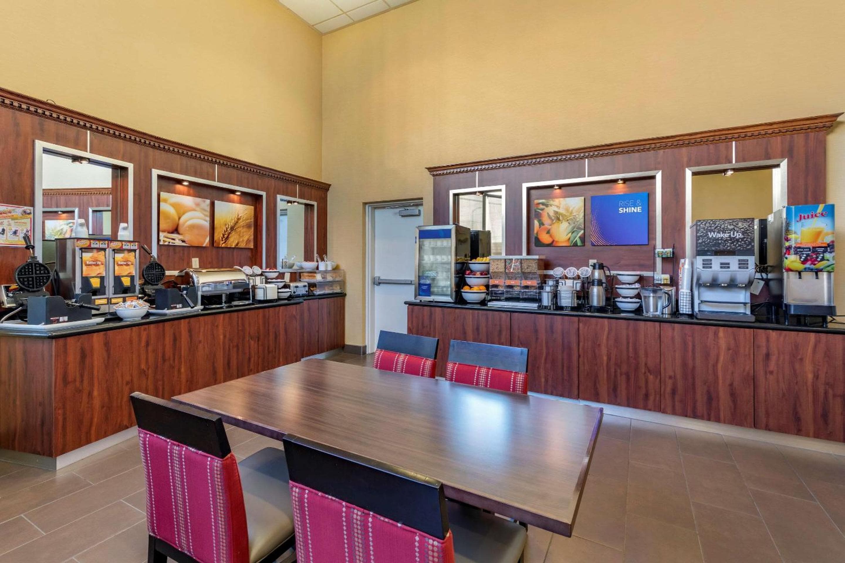 Comfort Inn & Suites Near Universal - N Hollywood - Burbank — 5