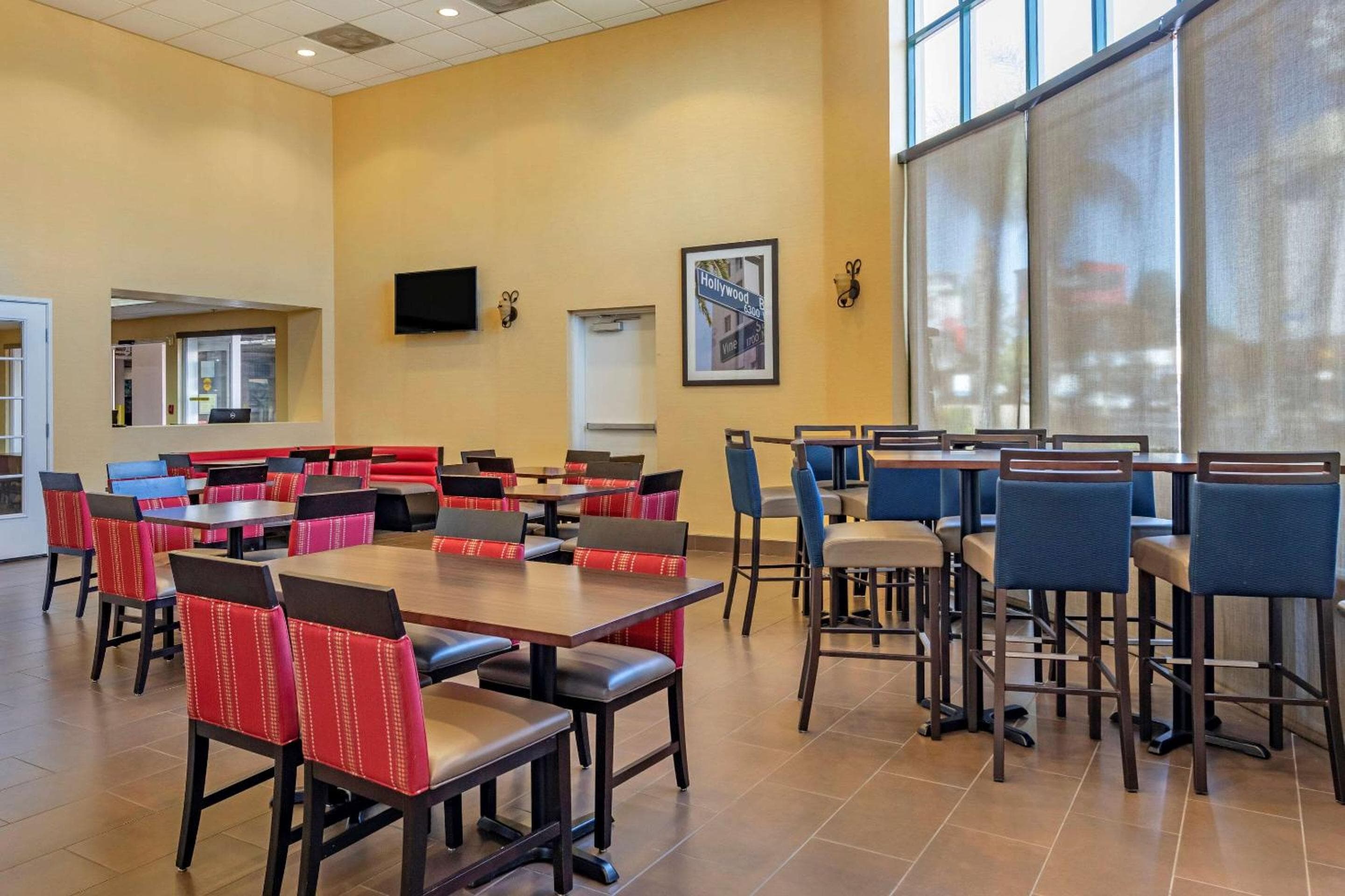 Comfort Inn & Suites Near Universal - N Hollywood - Burbank — 11