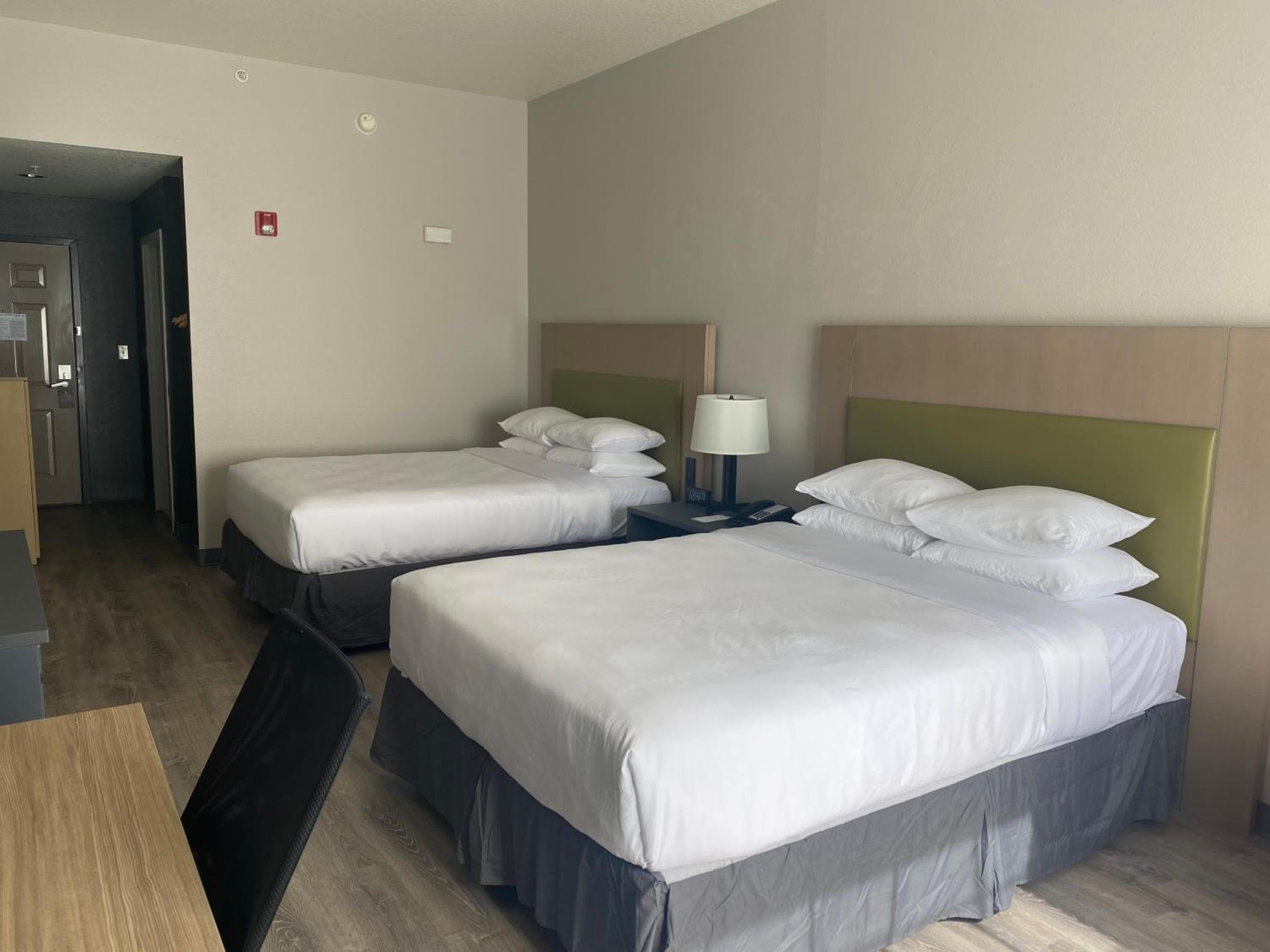 Country Inn & Suites by Radisson, RJ Stadium - Tampa Airport East — 2