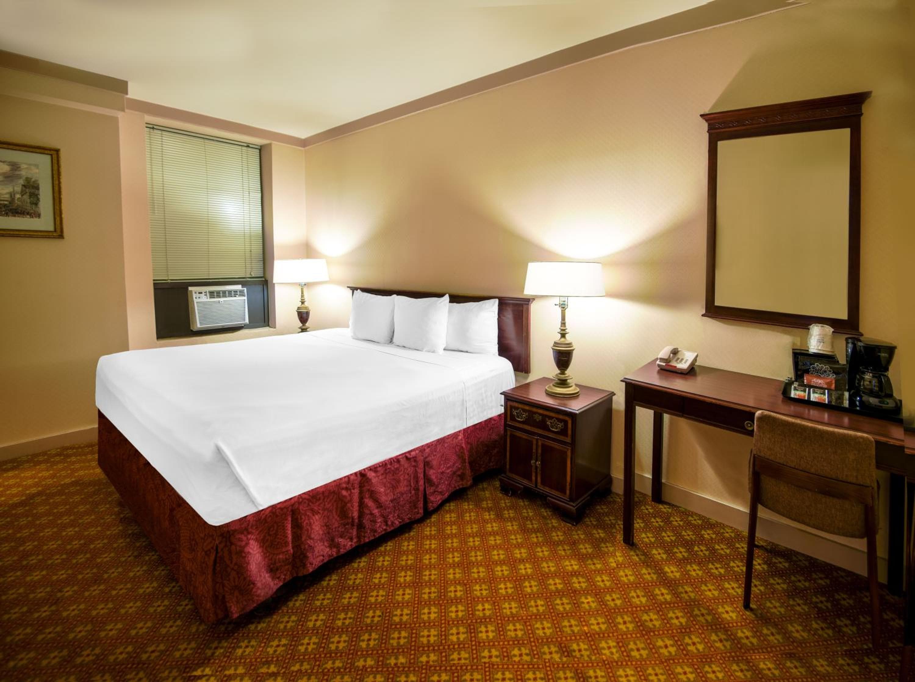 Night Hotel Broadway — 15