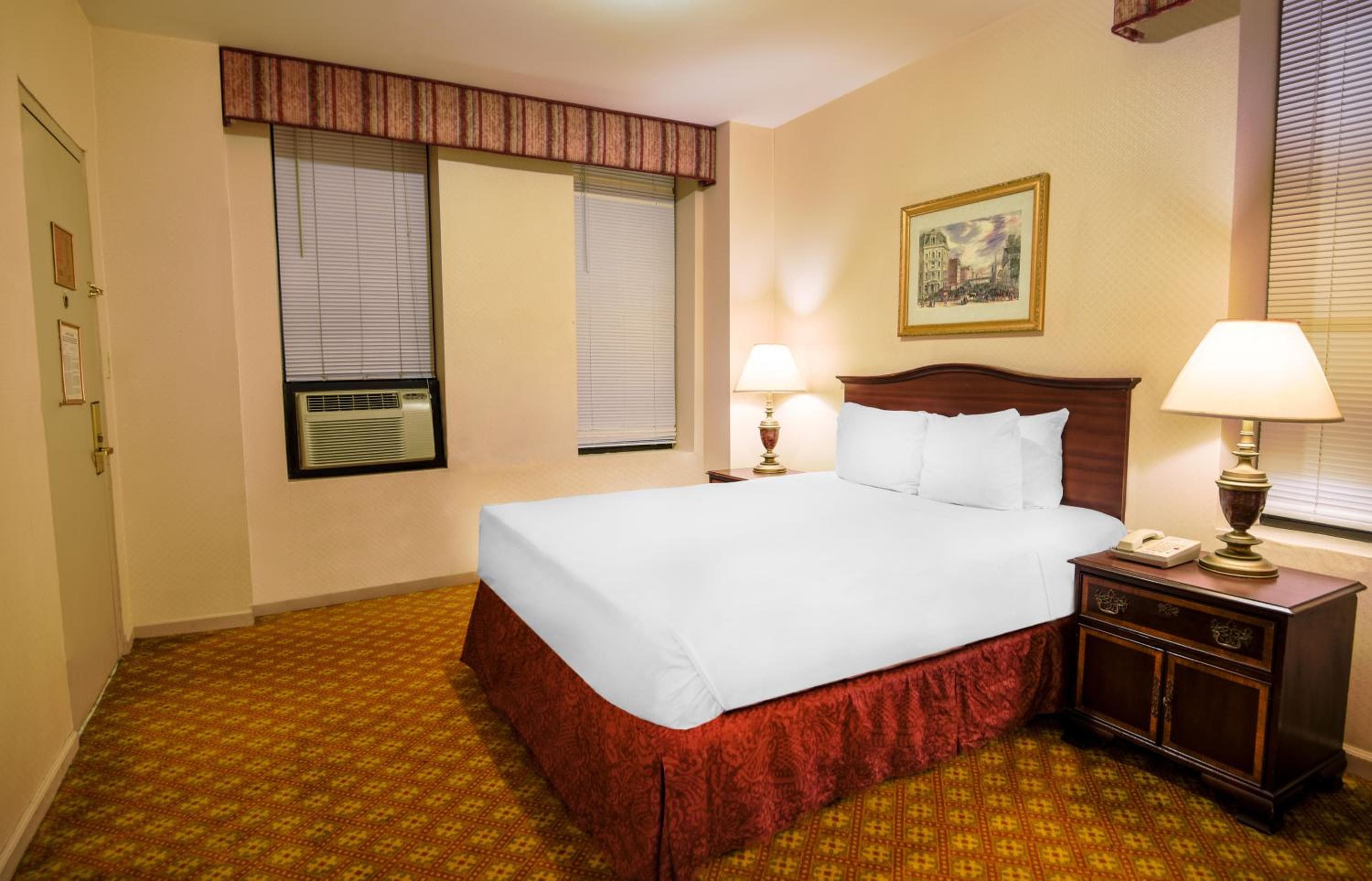 Night Hotel Broadway — 14