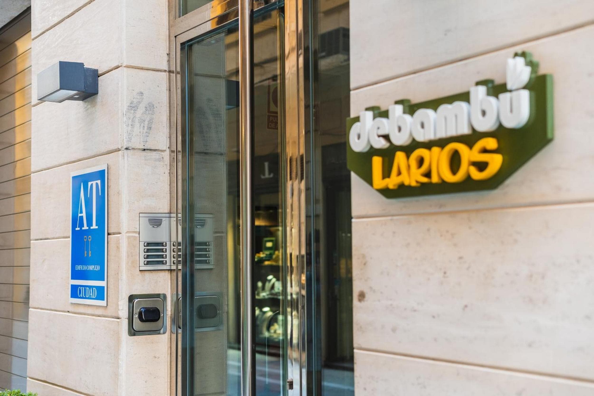 Debambu Larios — 24