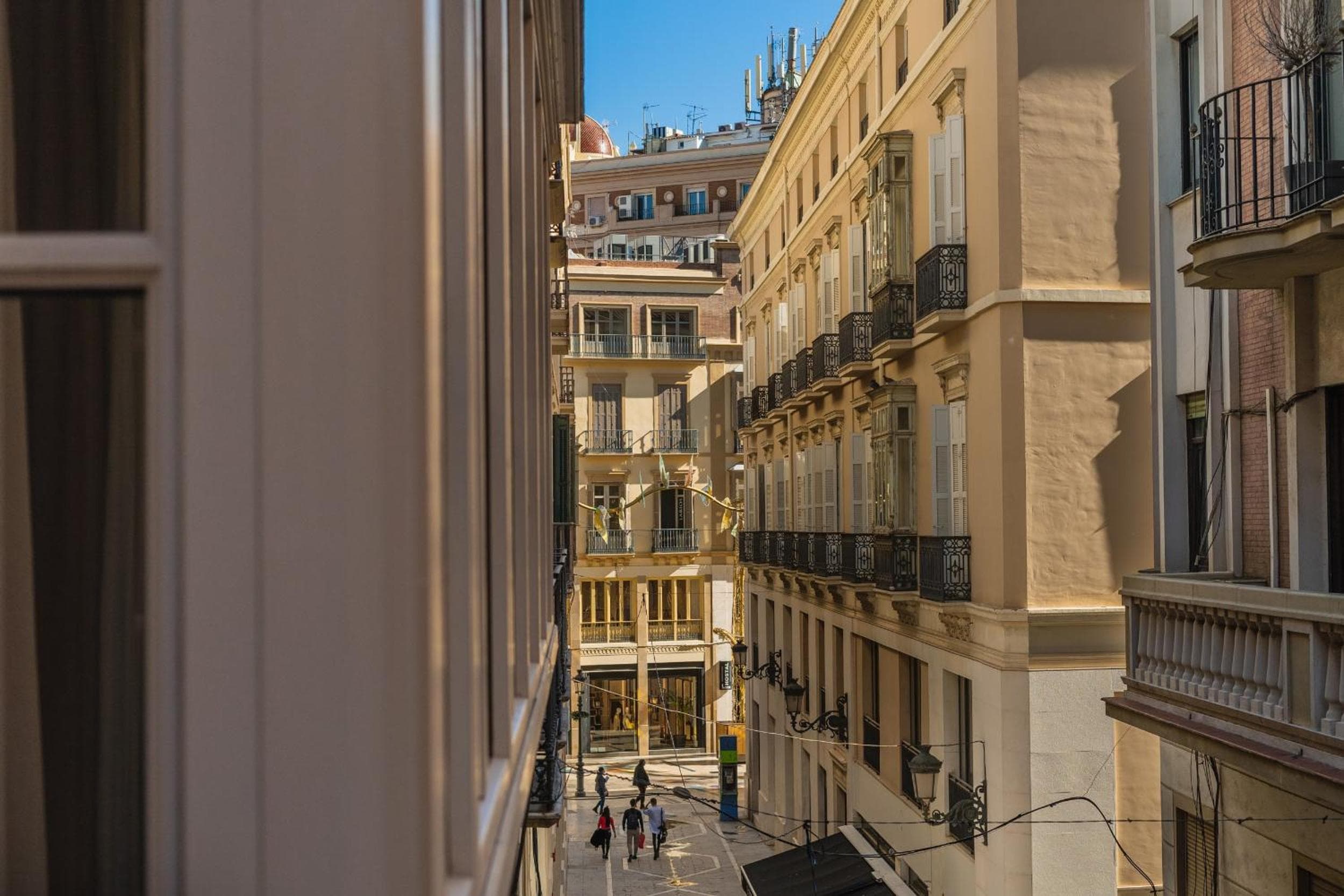 Debambu Larios — 5