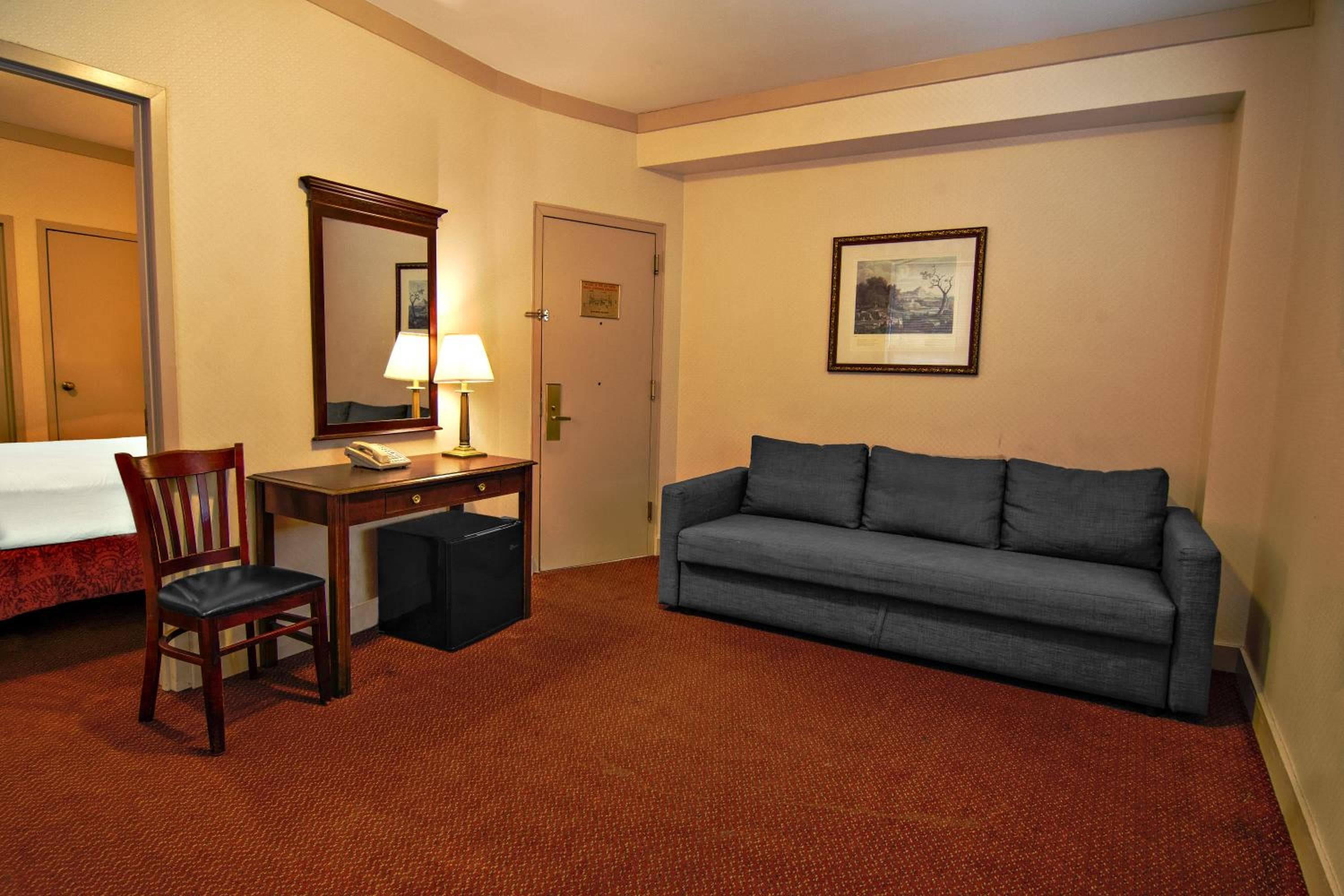 Night Hotel Broadway — 8