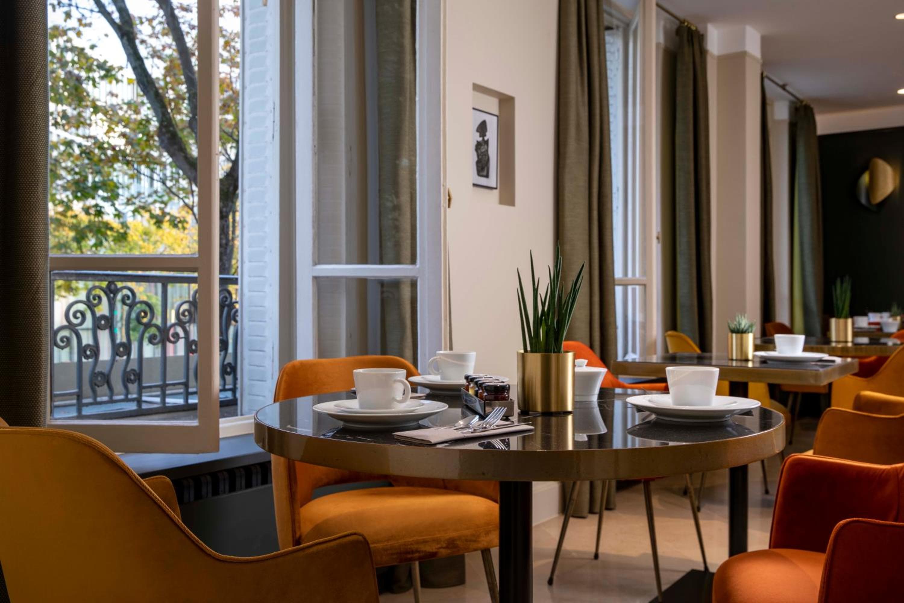Hôtel Aiglon — 23